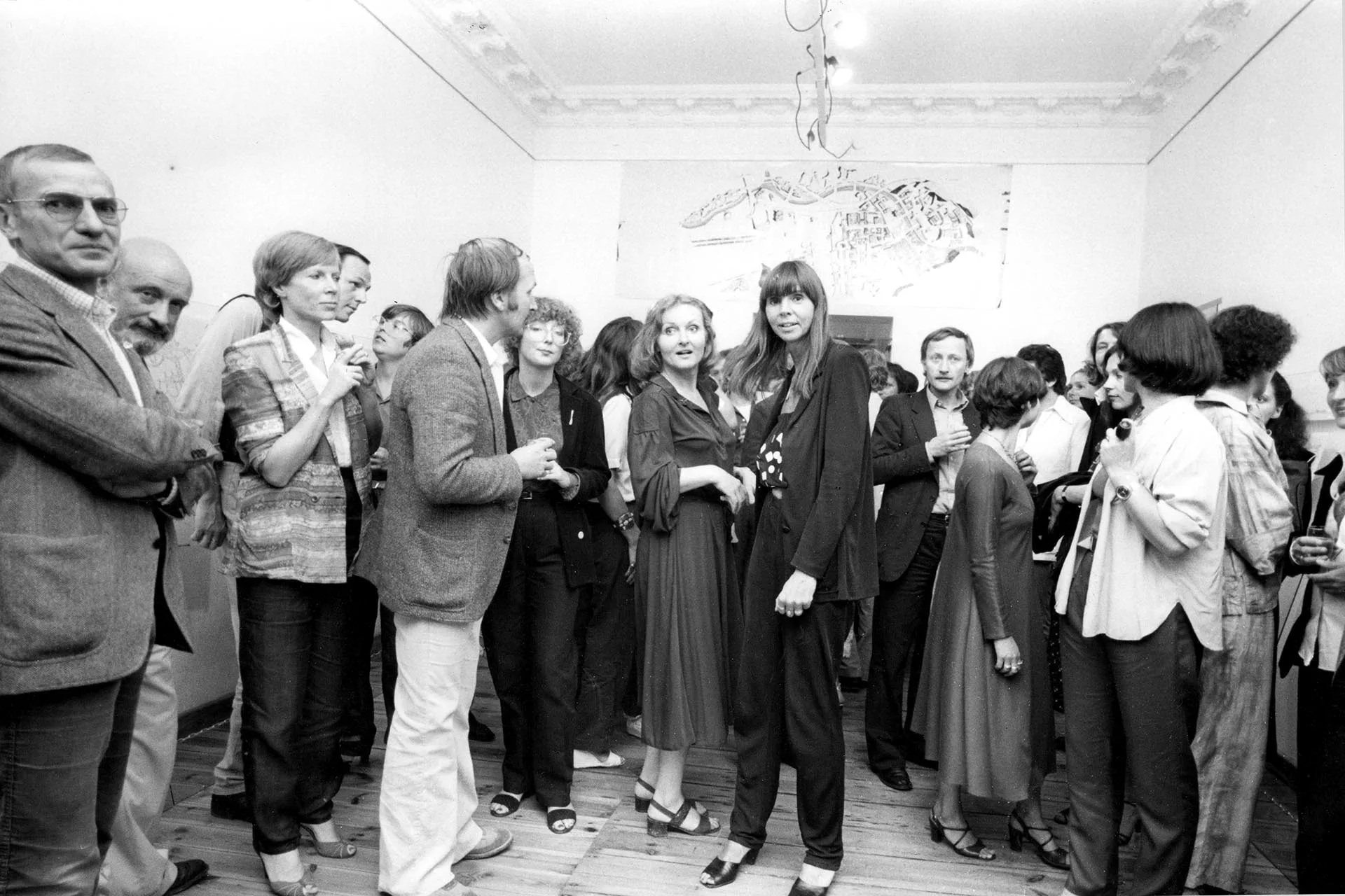 Aedes-Gründerinnen: Helga Retzer und Kristin Feireiss auf der ersten Aedes-Ausstellung im Jahr 1980.