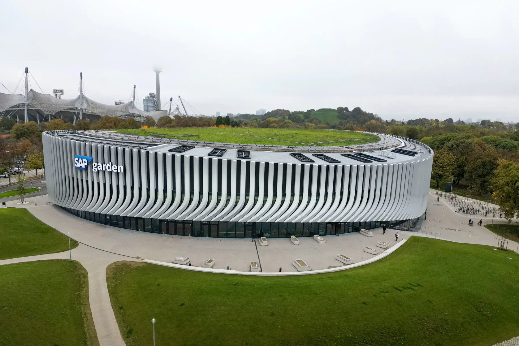 So dynamisch und schwungvoll wie seine Fassade daherkommt, bettet sich der SAP Garden, eine neue Destination für Spitzen-Eishockey und -Basketball, seit kurzem in den Münchner Olympiapark.
