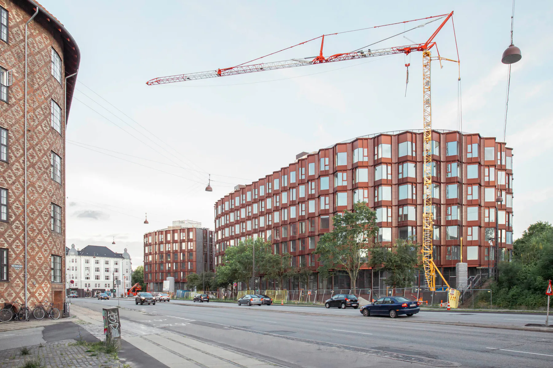 Der siebengeschossige Gebäudekomplex passt sich durch seine Höhe und Farbgebung gut ins urbane Umfeld von Frederiksberg ein.