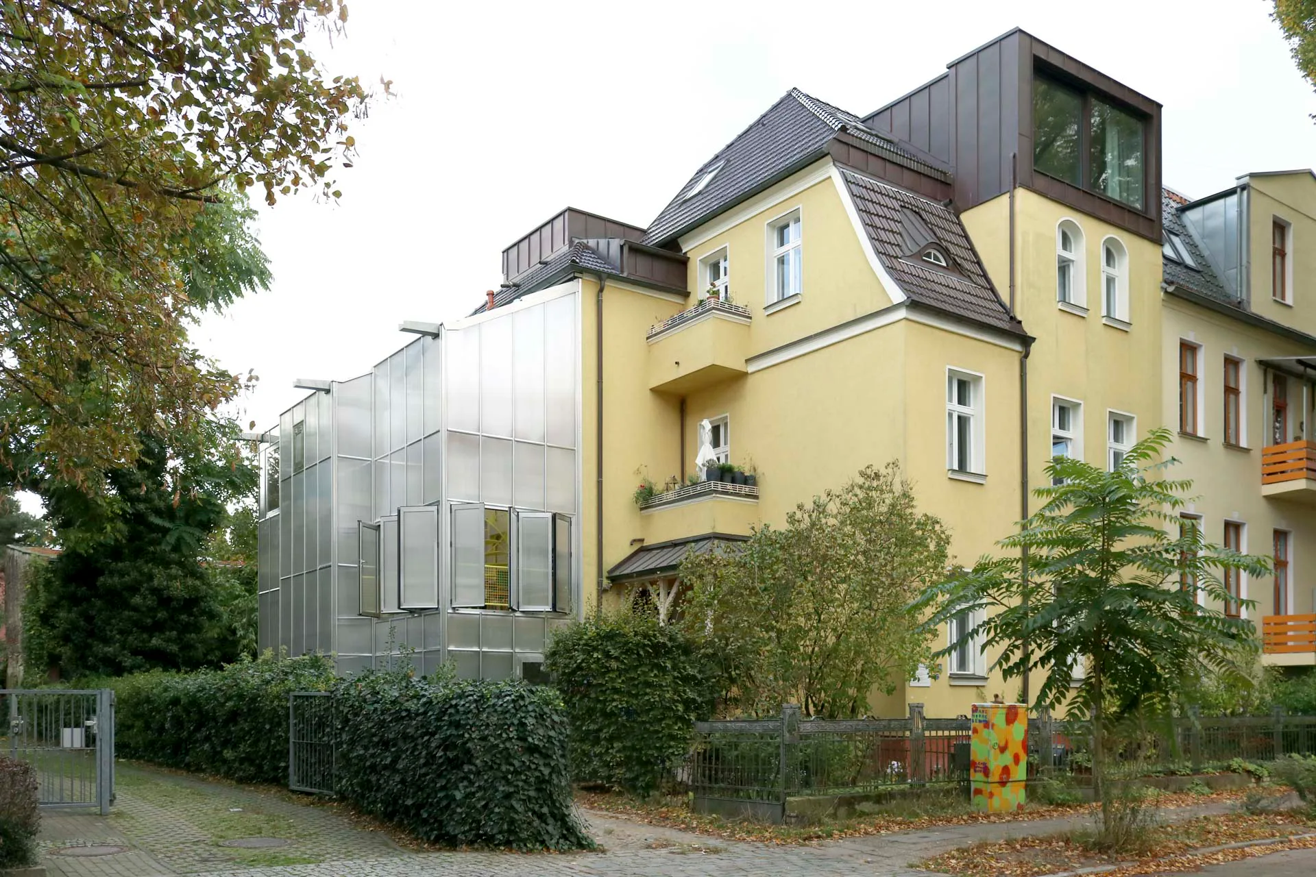 Der filigrane Anbau dockt wie ein Gewächshaus an das Gründerzeithaus an.