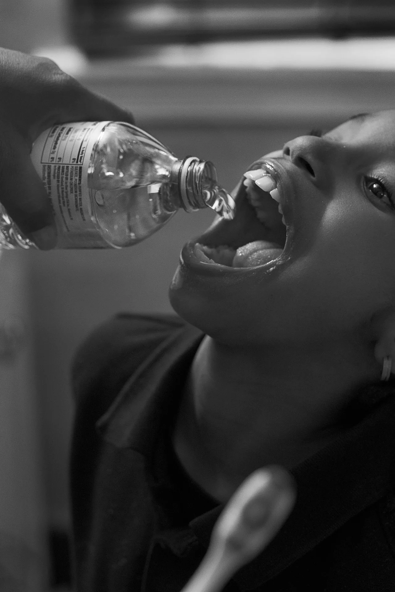 Shea Brushing Zion’s Teeth with Bottled Water. Aus der Serie Flint is Family, 2016–2022.