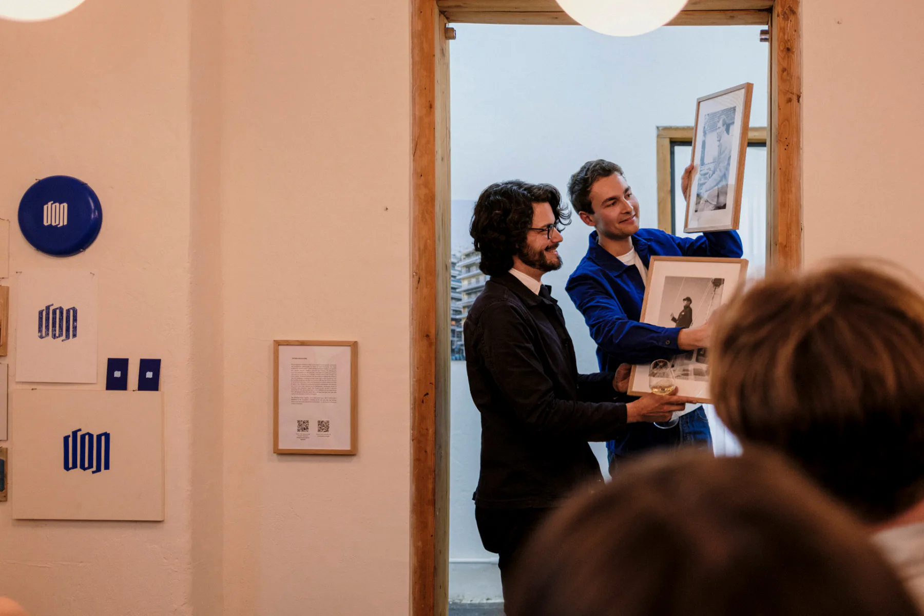 Matthias Faul (l.) und Felix Lindemann (r.) mit Fotos des Namengebers Don Lindemann.