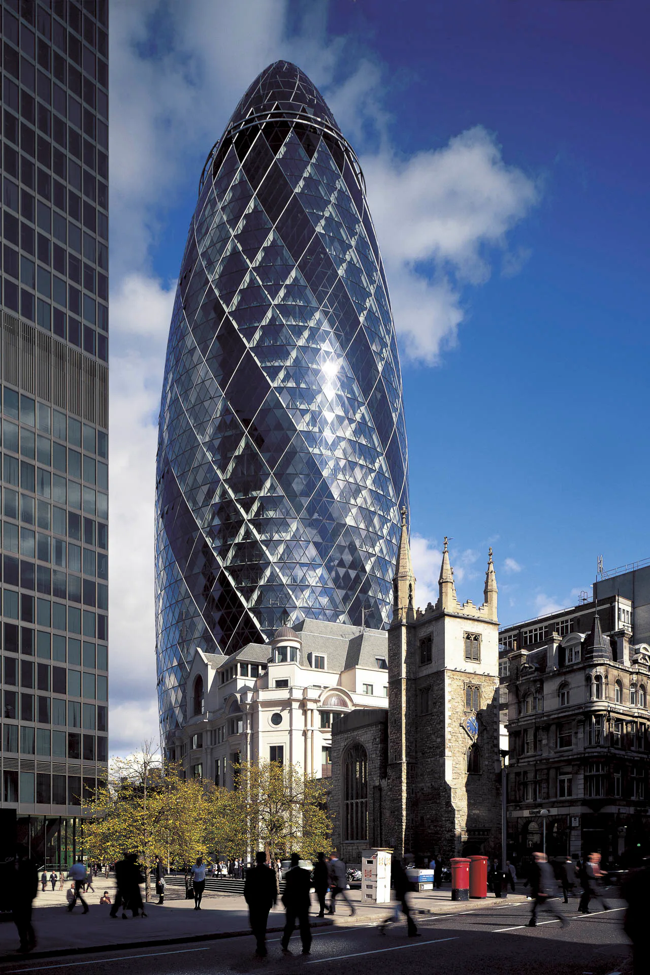 30 St Mary Axe, häufig The Gherkin genannt, ist ein 180 m hoher Wolkenkratzer im Finanzbezirk der City of London.