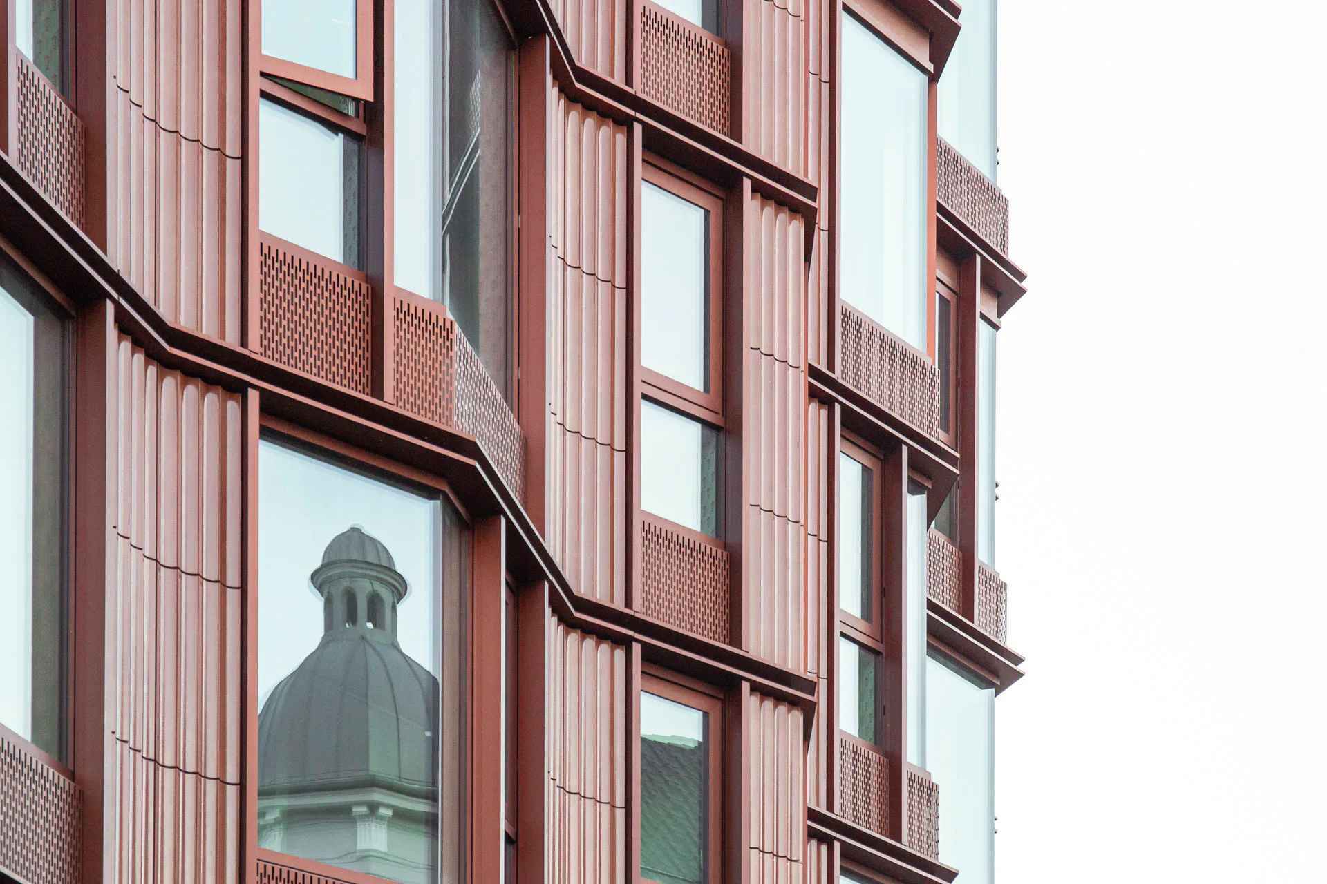 Unterschiedlich profilierte Metallbleche gliedern die Straßenfassaden.