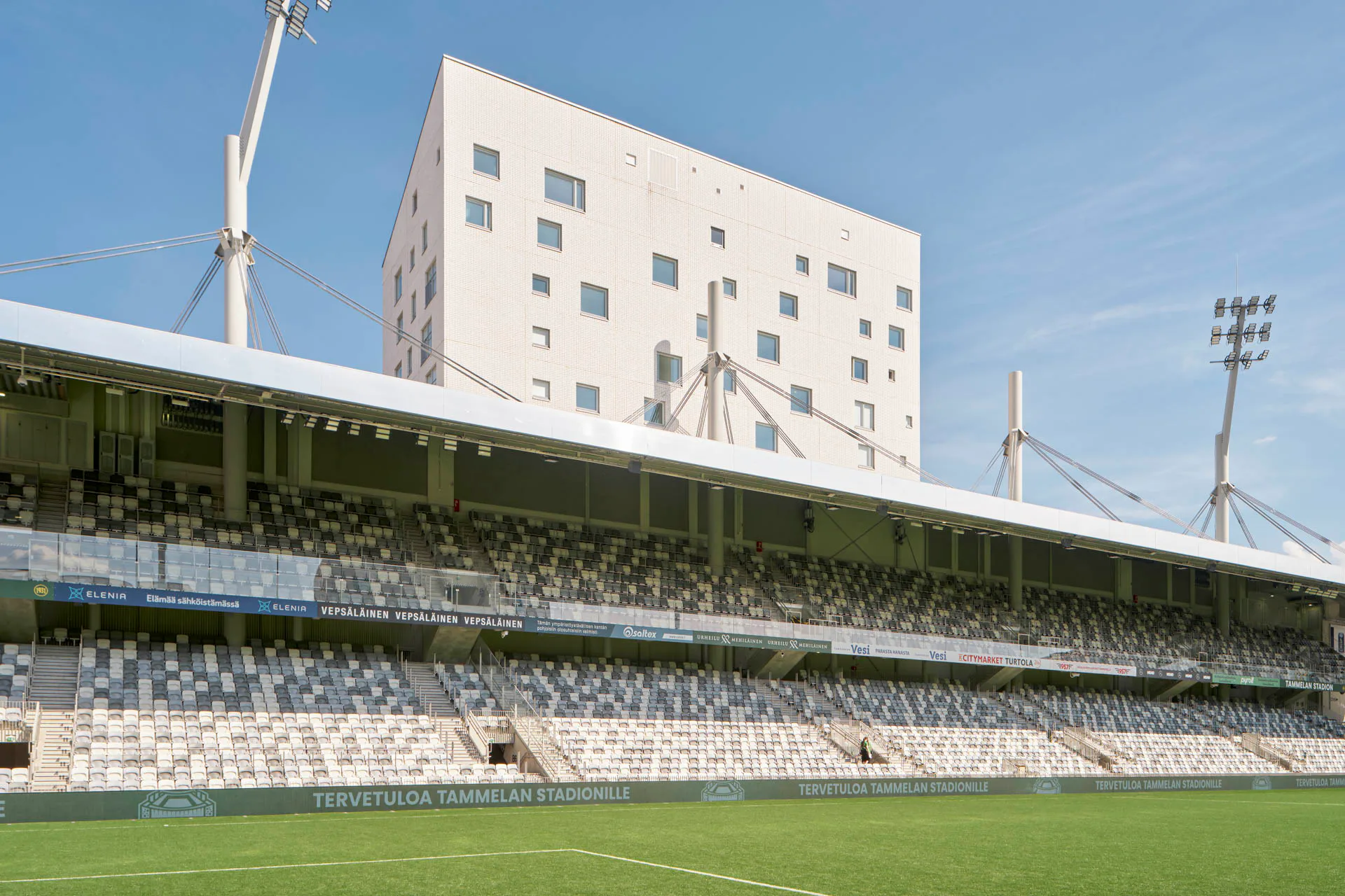 Nur im mittleren Bereich überragen die Wohngebäude das Stadion.