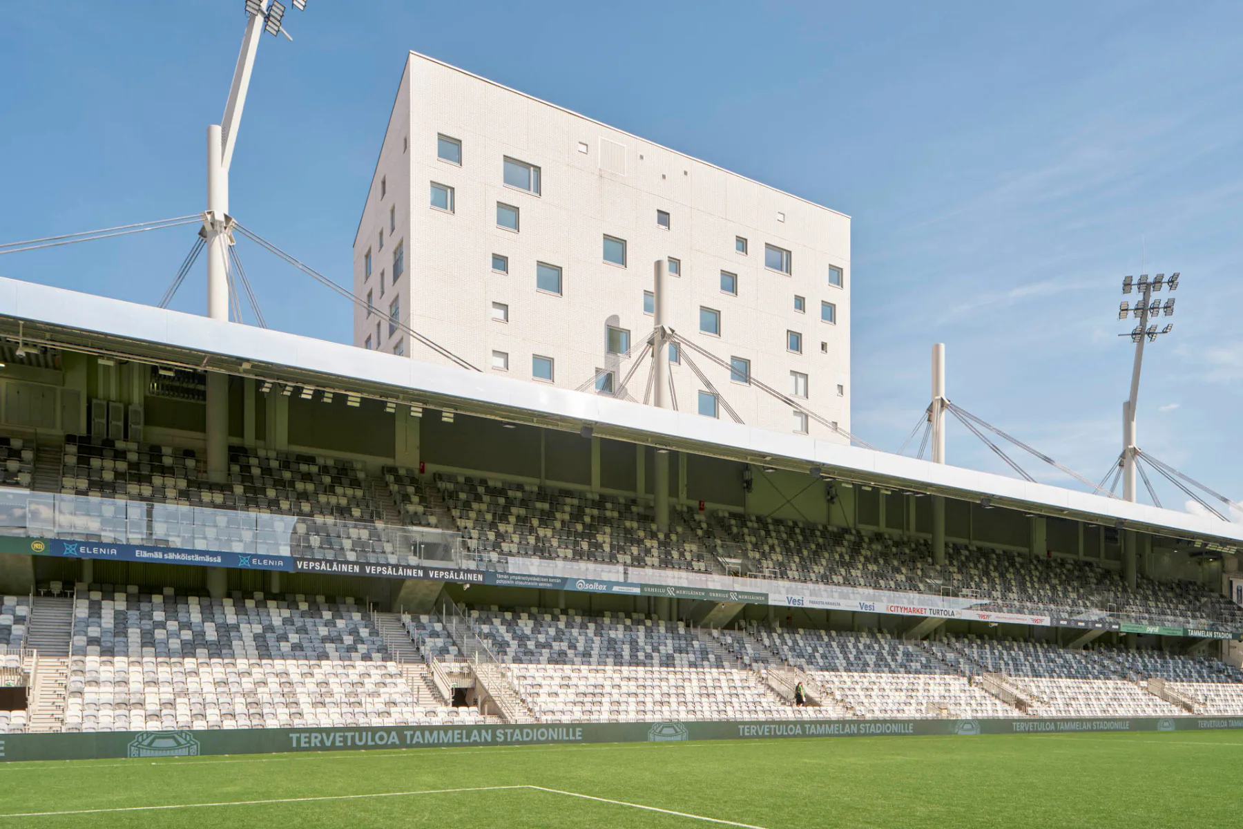Nur im mittleren Bereich überragen die Wohngebäude das Stadion.