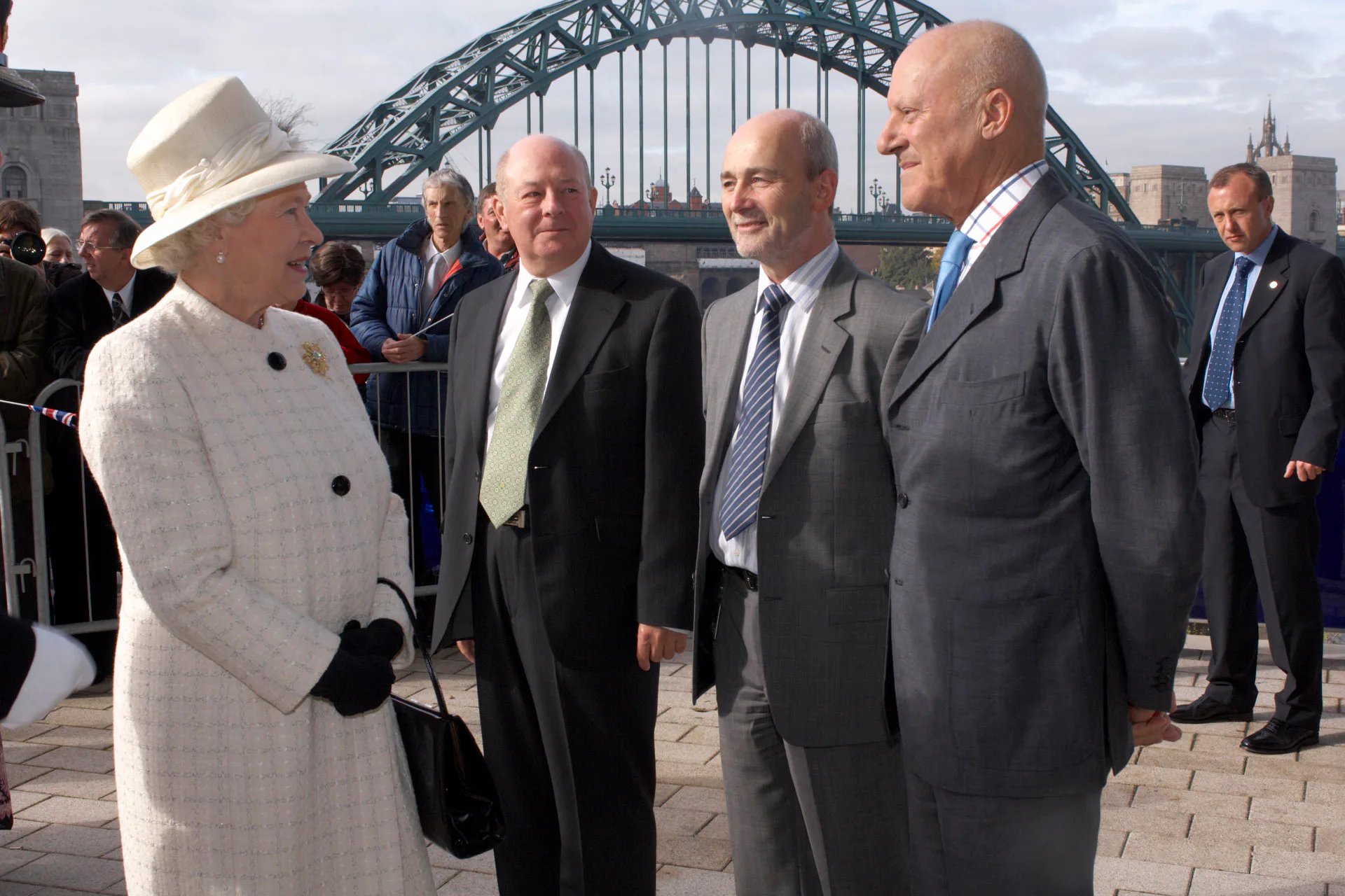 „Her Majesty Queen Elizabeth II“ und Lord Foster of Thames Bank