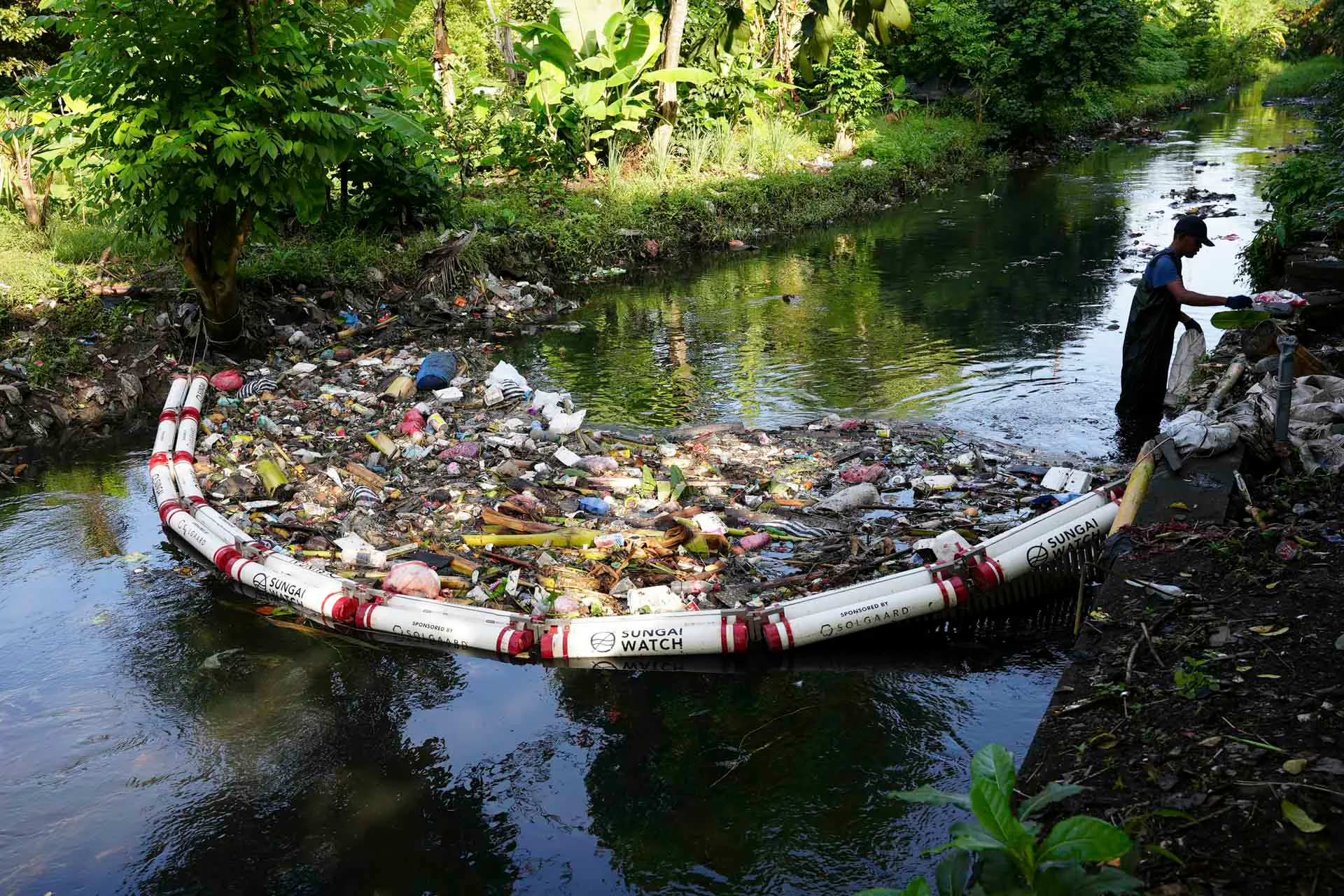 Sungai Watch, Barriereelement zur Abfallbereinigung von Flüssen, Bali, Indonesien, seit 2022