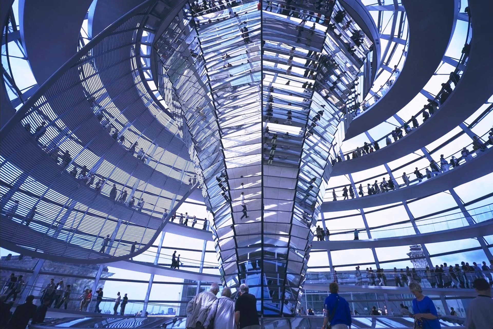 Rund 23 m hoch und 40 m breit – mit dem Regierungsumzug im Jahr 1999 erhielt das Reichstagsgebäude wieder eine Kuppel.