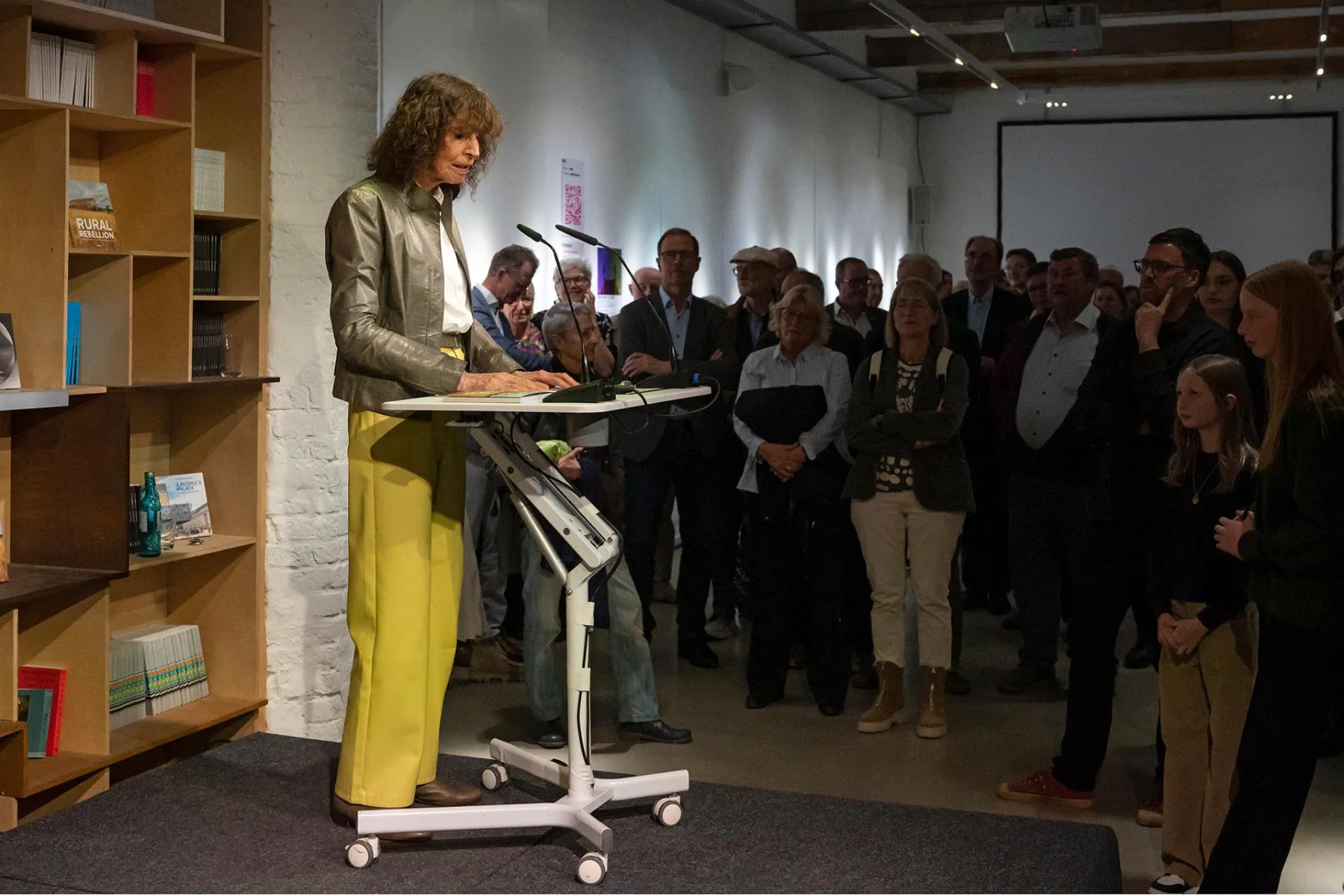 Kristin Feireiss spricht auf der Eröffnung der Ausstellung Rural Rebellion - Christoph Hesse Architects.