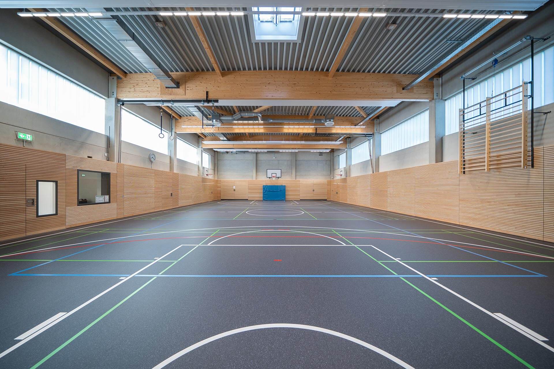 Auch Teile der Sporthallen-Fassade sowie deren Dachtragewerk bestehen aus Holz.