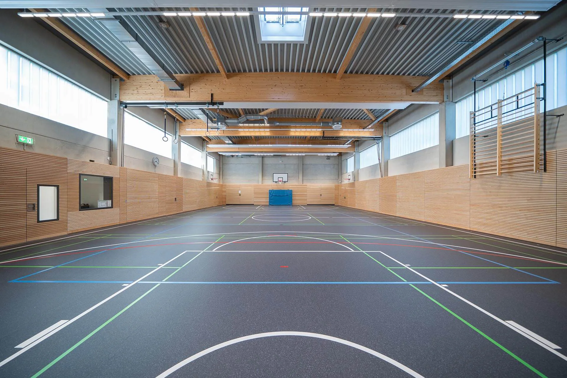 Auch Teile der Sporthallen-Fassade sowie deren Dachtragewerk bestehen aus Holz.