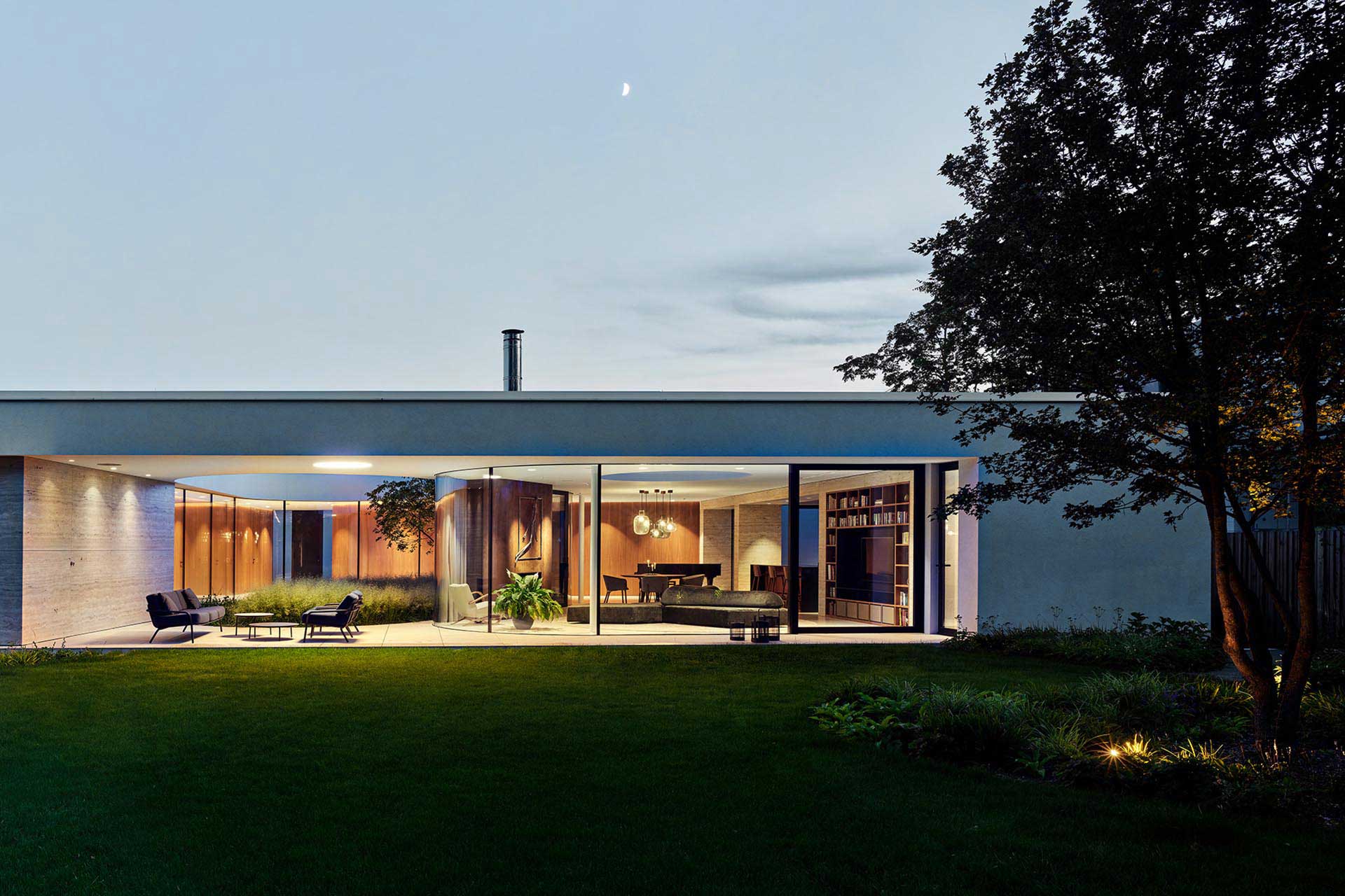 Großzügige Glasflächen und schlanke Profile für lichtdurchflutetes Wohnen – heroal S 77 SL.