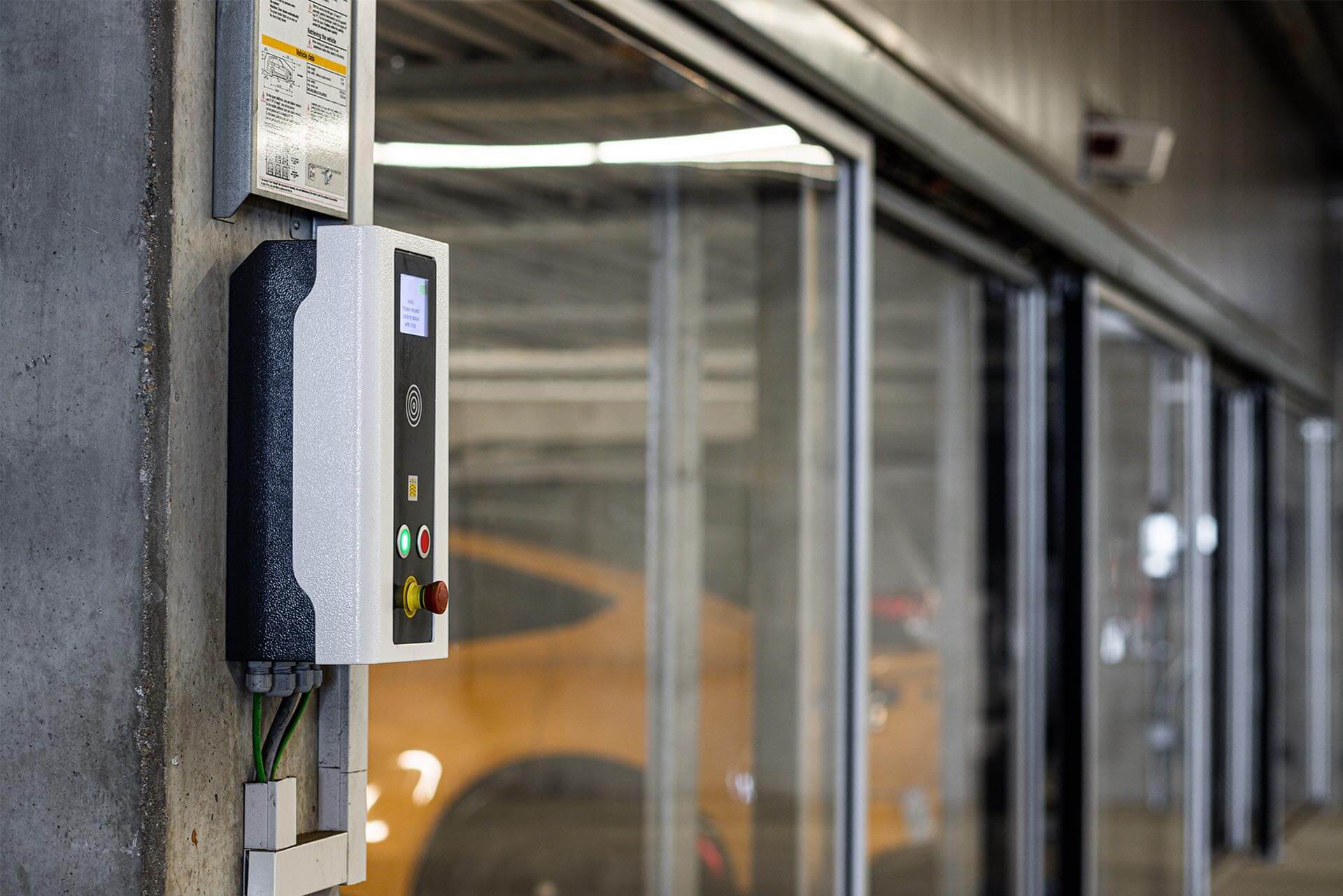 Das Bedientableau des Combilift 543 mit Sensor für die Bedienung mit RFID-Chip.