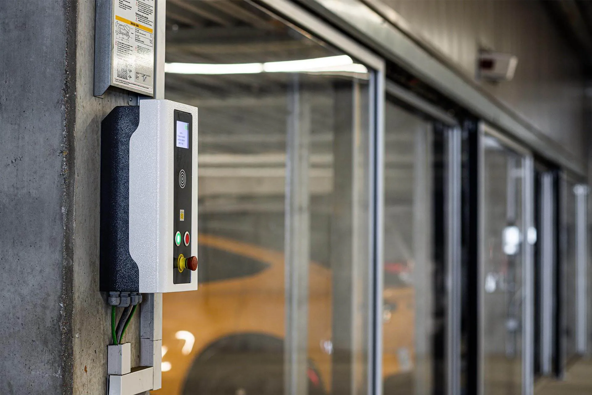 Das Bedientableau des Combilift 543 mit Sensor für die Bedienung mit RFID-Chip.