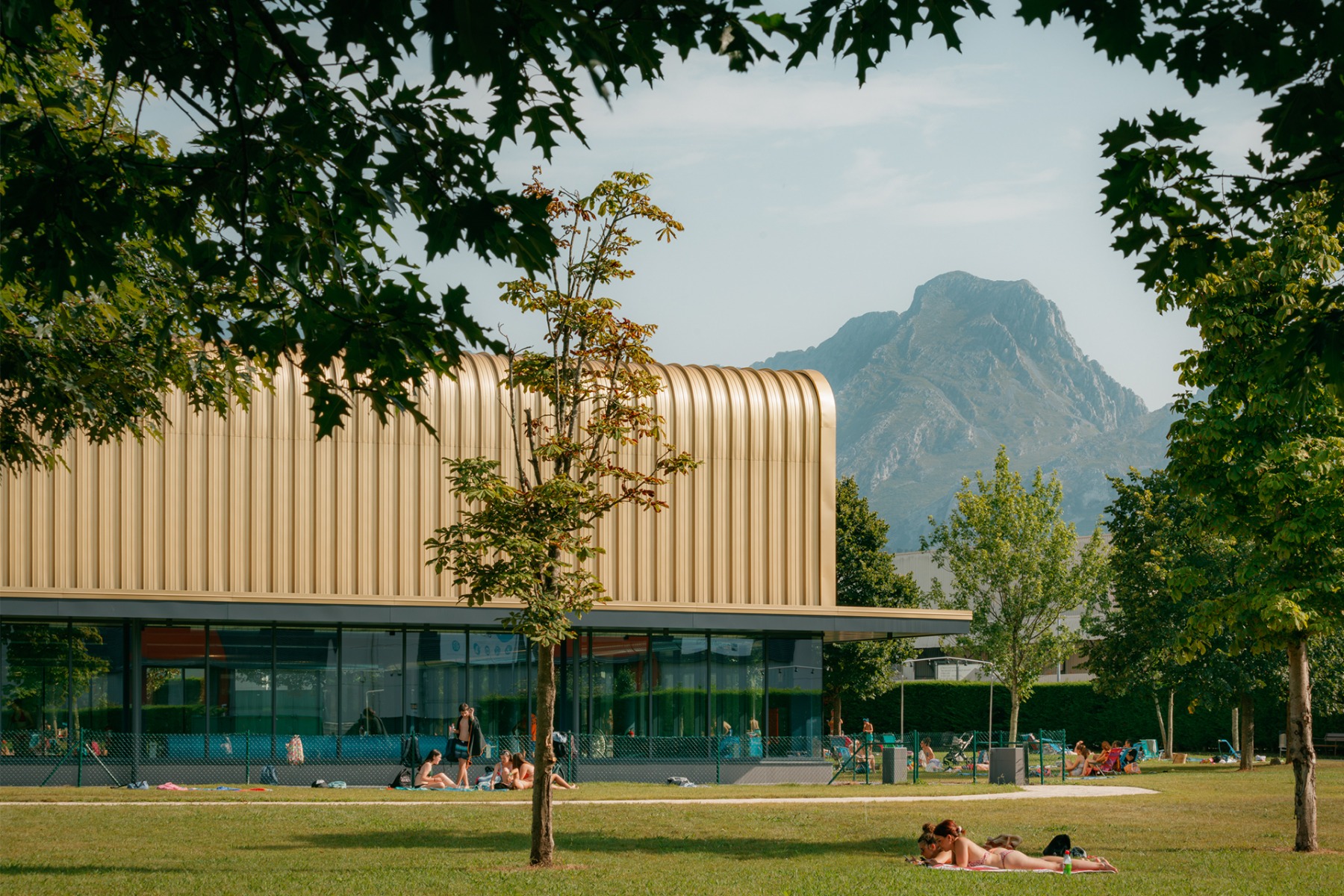 Goldenes Dach für das städtische Schwimmbad