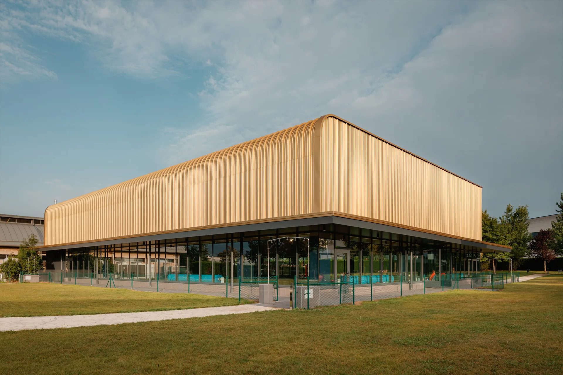Der gerundete Übergang vom Dach in die Fassade ließ sich dank der formbaren Aluminiumprofiltafeln von Kalzip einfach realisieren.