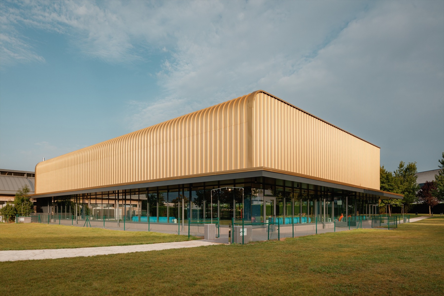 Der gerundete Übergang vom Dach in die Fassade ließ sich dank der formbaren Aluminiumprofiltafeln von Kalzip einfach realisieren.
