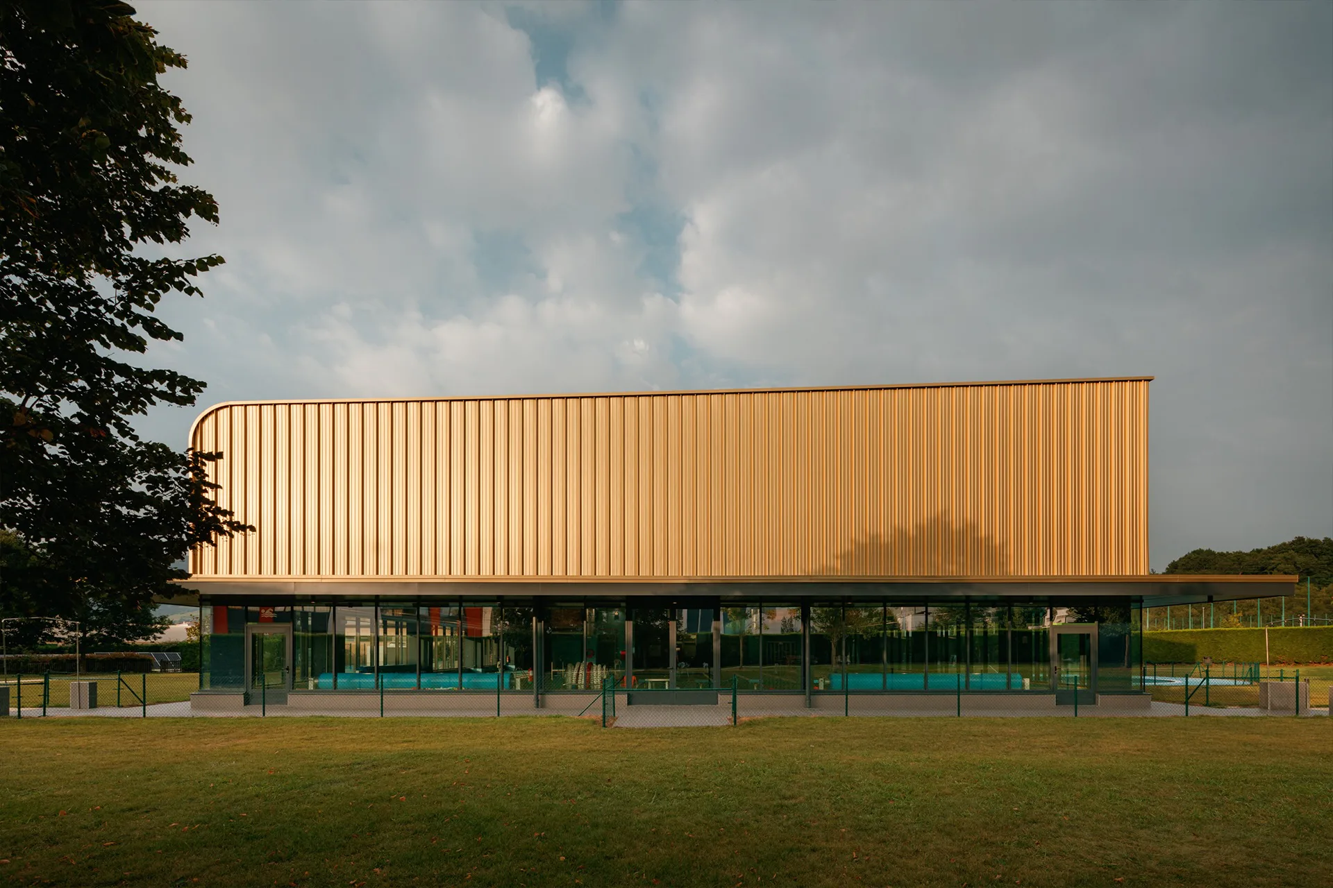 Golden in der Sonne schimmernd sind Dach und Fassade als Stilelement ein besonderer Blickfang.