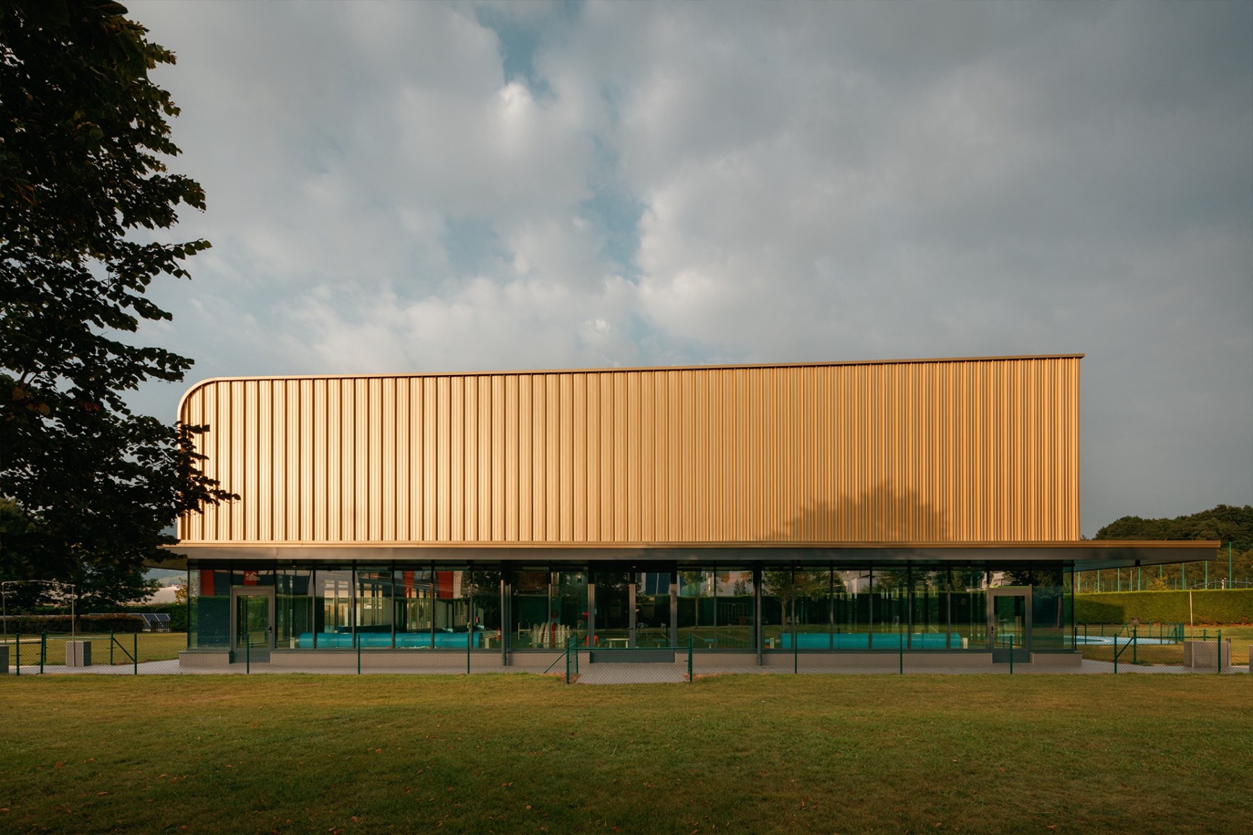 Golden in der Sonne schimmernd ist sind Dach und Fassade als Stilelement ein besonderer Blickfang.