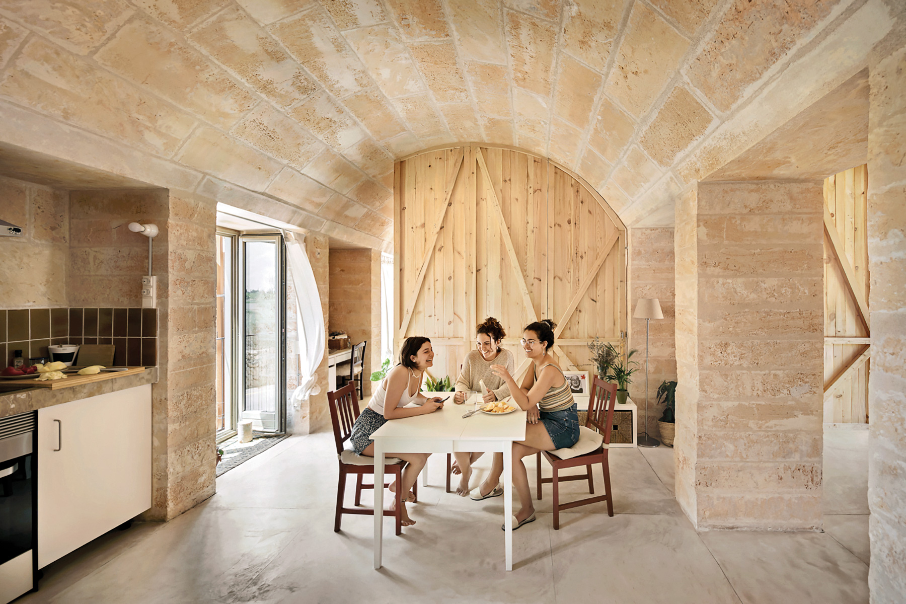 Viele soziale Wohnungsbauprojekte auf den Balearen haben eine Tragstruktur aus regionalem Sandstein. Teilweise werden daraus auch Gewölbedecken hergestellt wie hier beim Projekt Santa Eugènia in Palma de Mallorca.