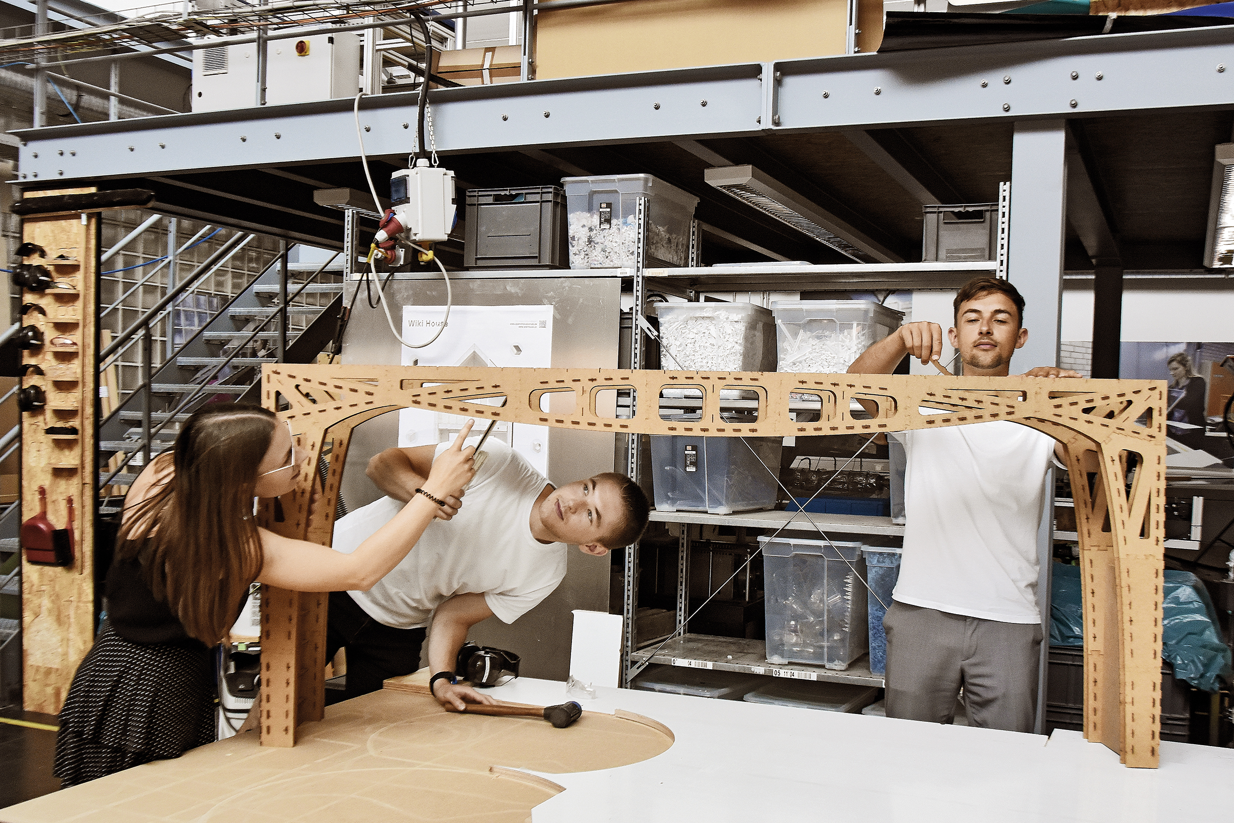Vor dem Bau des Messestands wurde die Belastbarkeit der Träger an Modellen im Maßstab 1:4,5 überprüft.