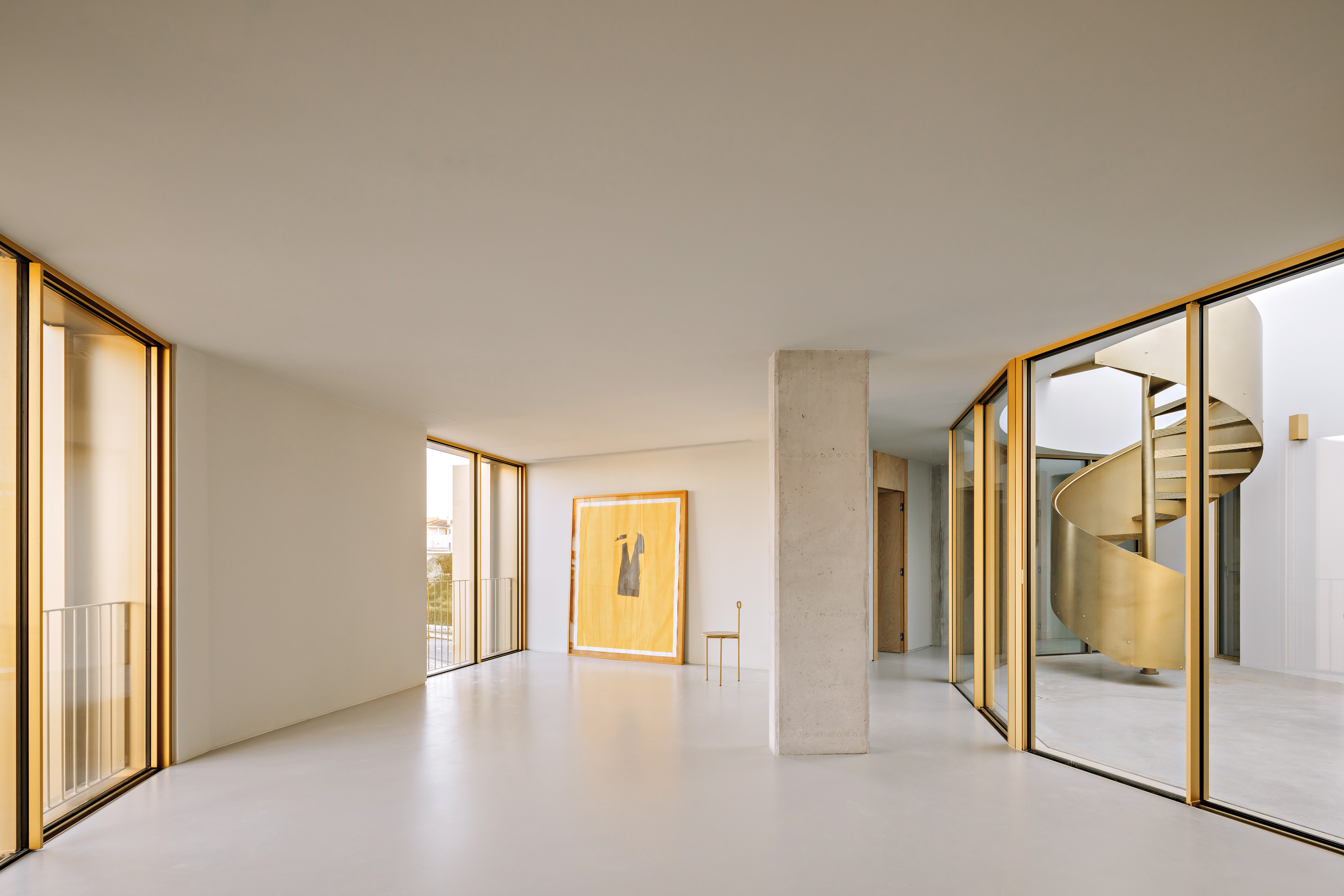 Das eloxierte Aluminium der Außenhülle taucht innen an Fensterrahmen und Treppengeländern wieder auf.