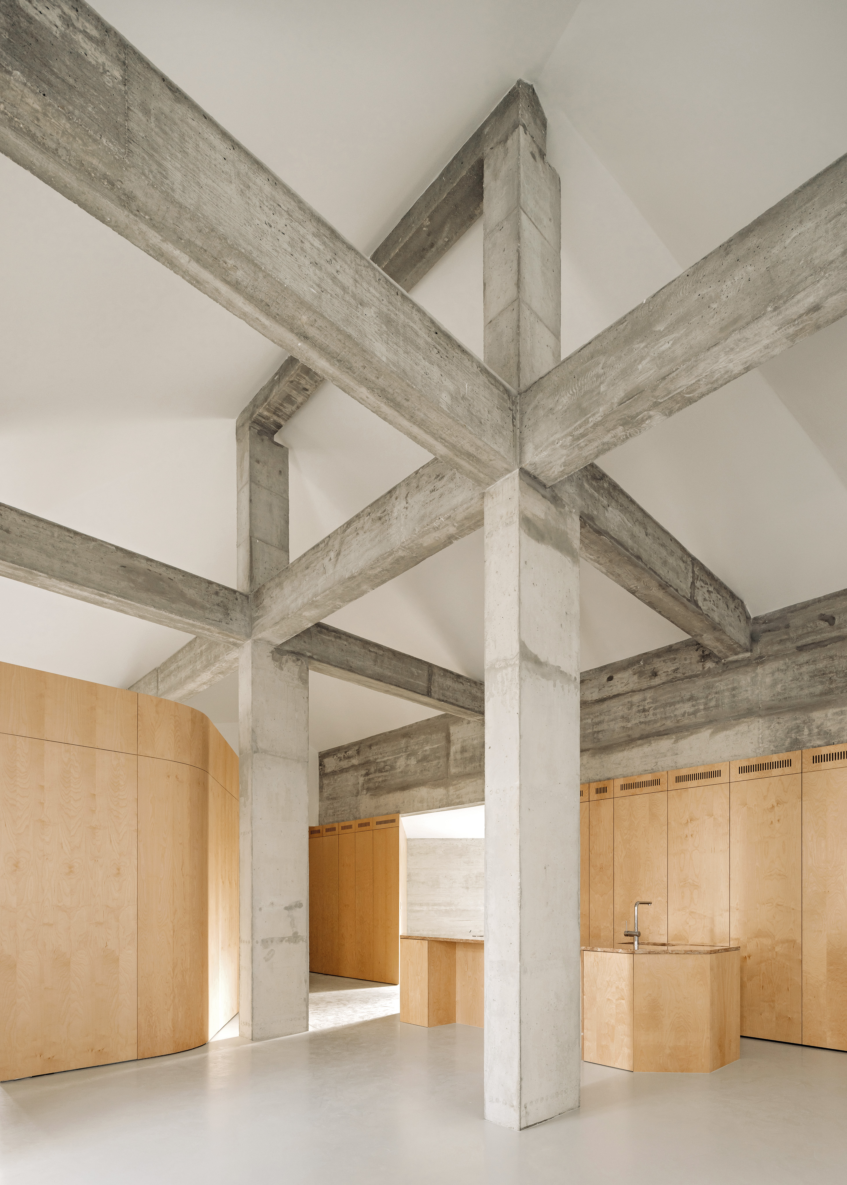 Im Altbau wurde der Dachboden aufgegeben und der darunter liegenden Wohnung zugeschlagen. Die dazu nötige Betonstruktur ist bewusst sichtbar belassen.