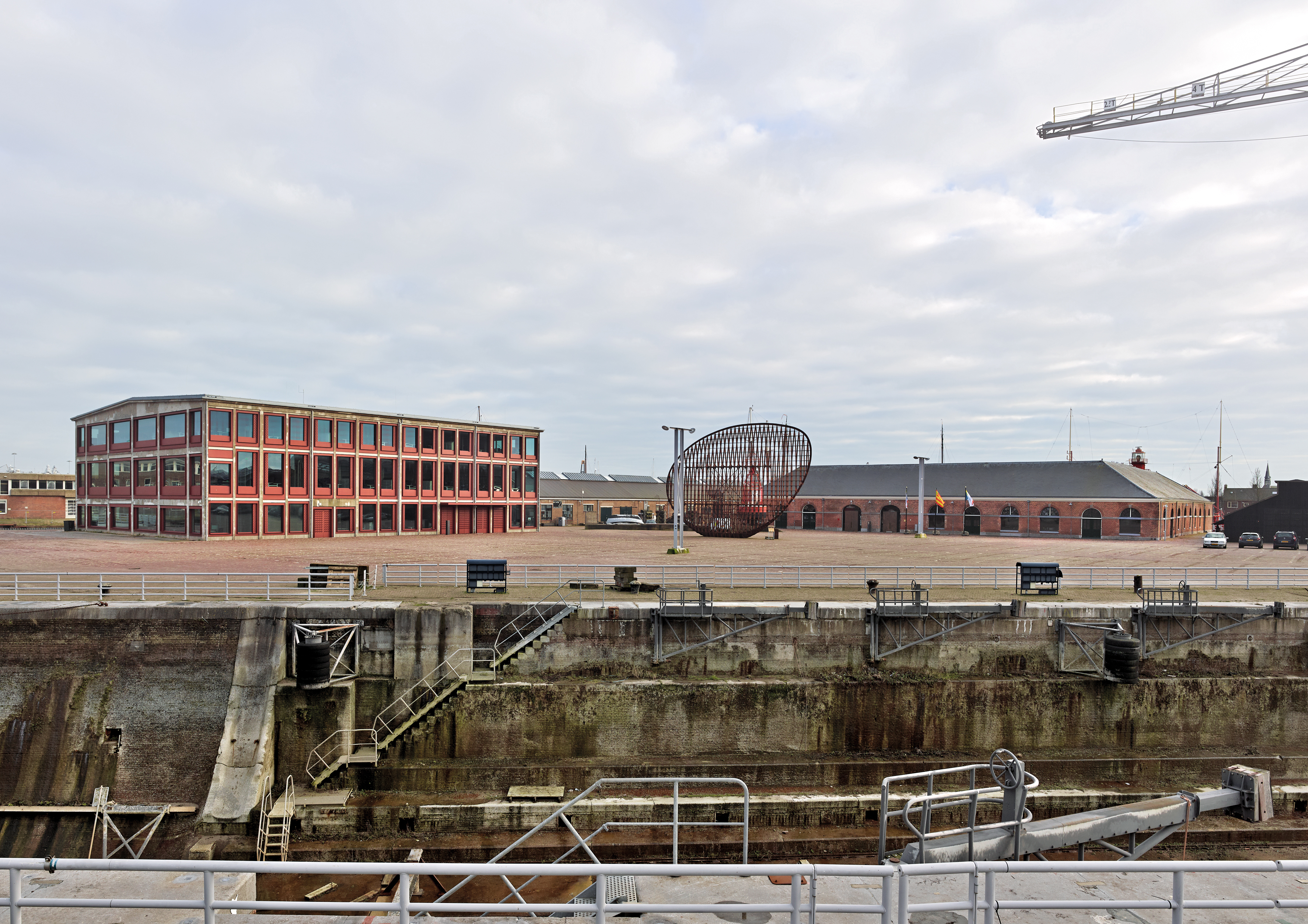 Das Rathaus nutzt zwei Bestandsbauten des alten Marinehafens: eine Mastwerkstatt und eine Segeltuchfabrik.