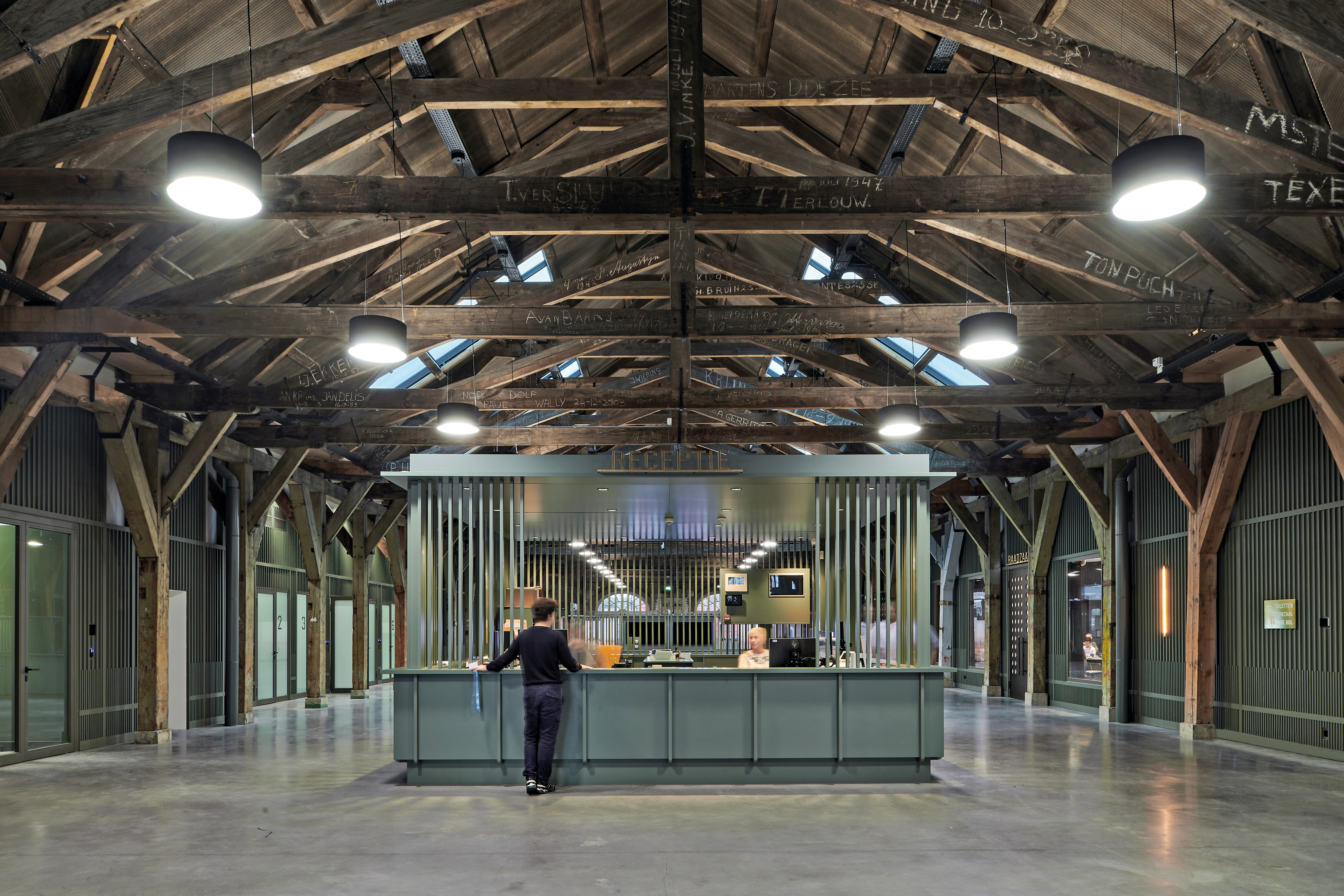 The historic timber structure defines the interiors – in the council chamber, the foyer, and the non-publicly accessible office wing.
