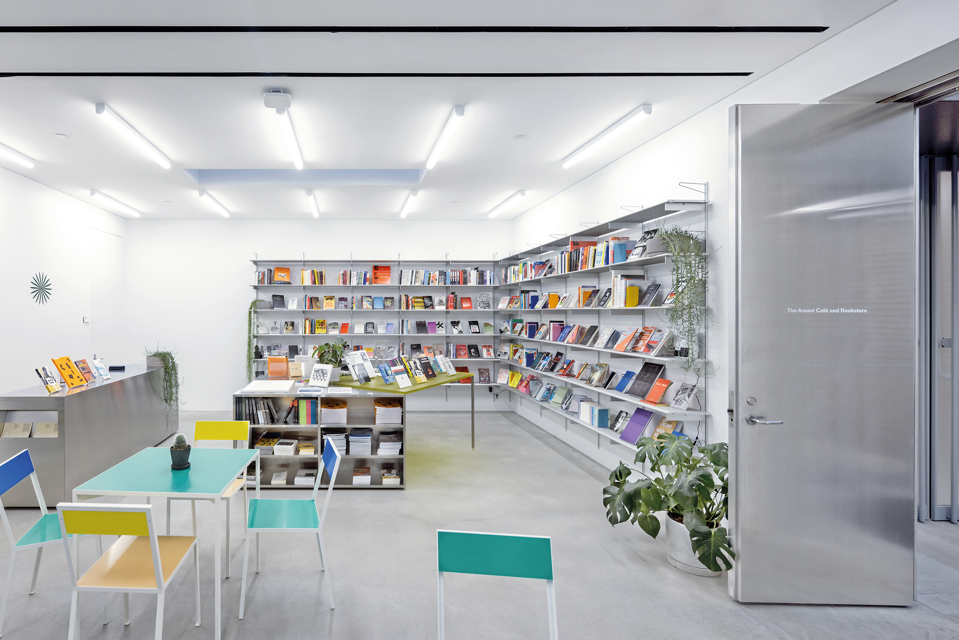 Neben Ausstellungsräumen, Gastateliers für Kunstschaffende und Veranstaltungsräumen bietet der
Kunstcampus auch ein Café mit Bookshop.