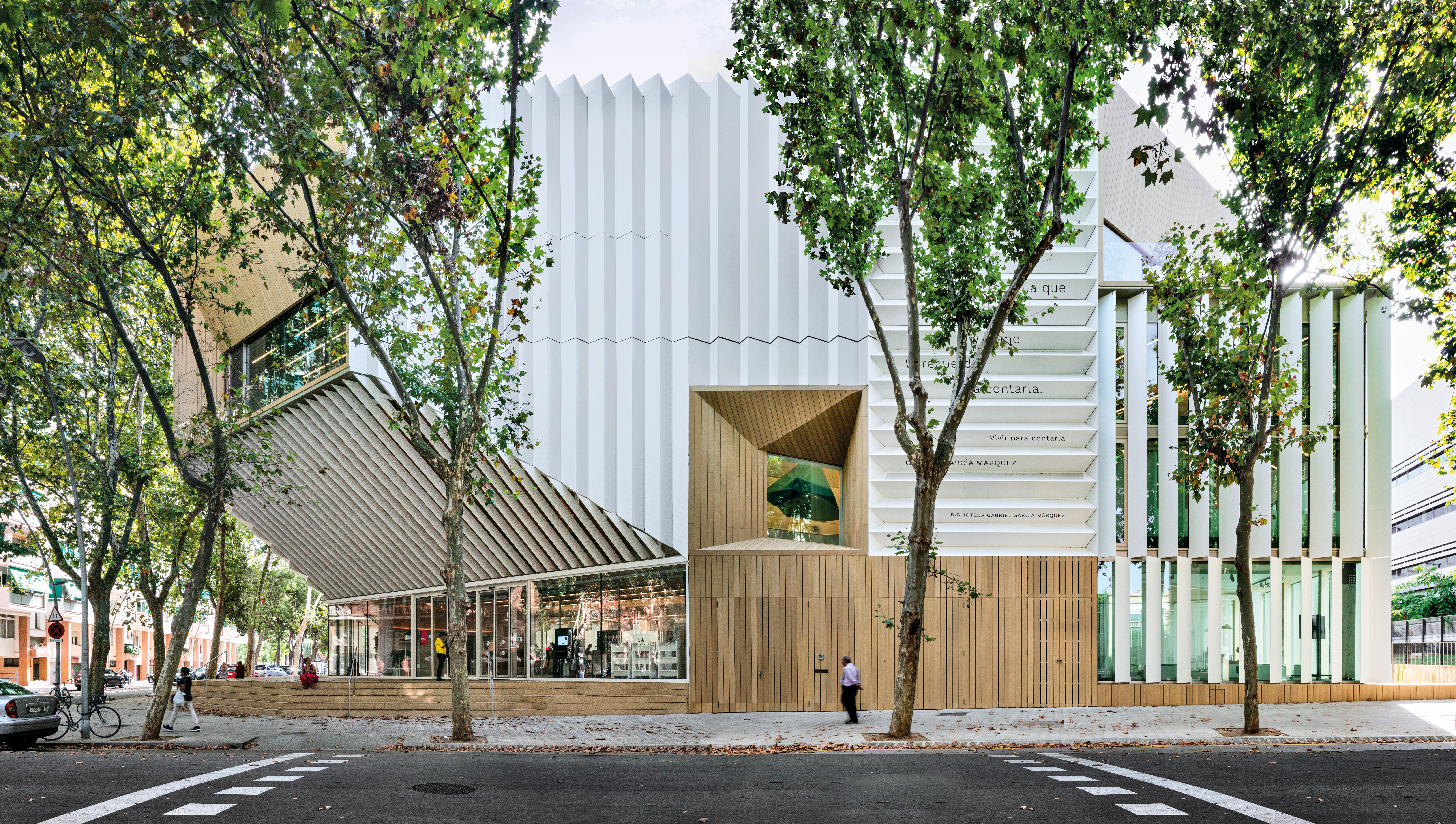 Die Fassade prägt ein Relief aus hellen Glasfaserverbund elemen- ten sowie eine glatte Bekleidung aus einem rezyklierbaren Verbundwerkstoff, der an Holz erinnert.