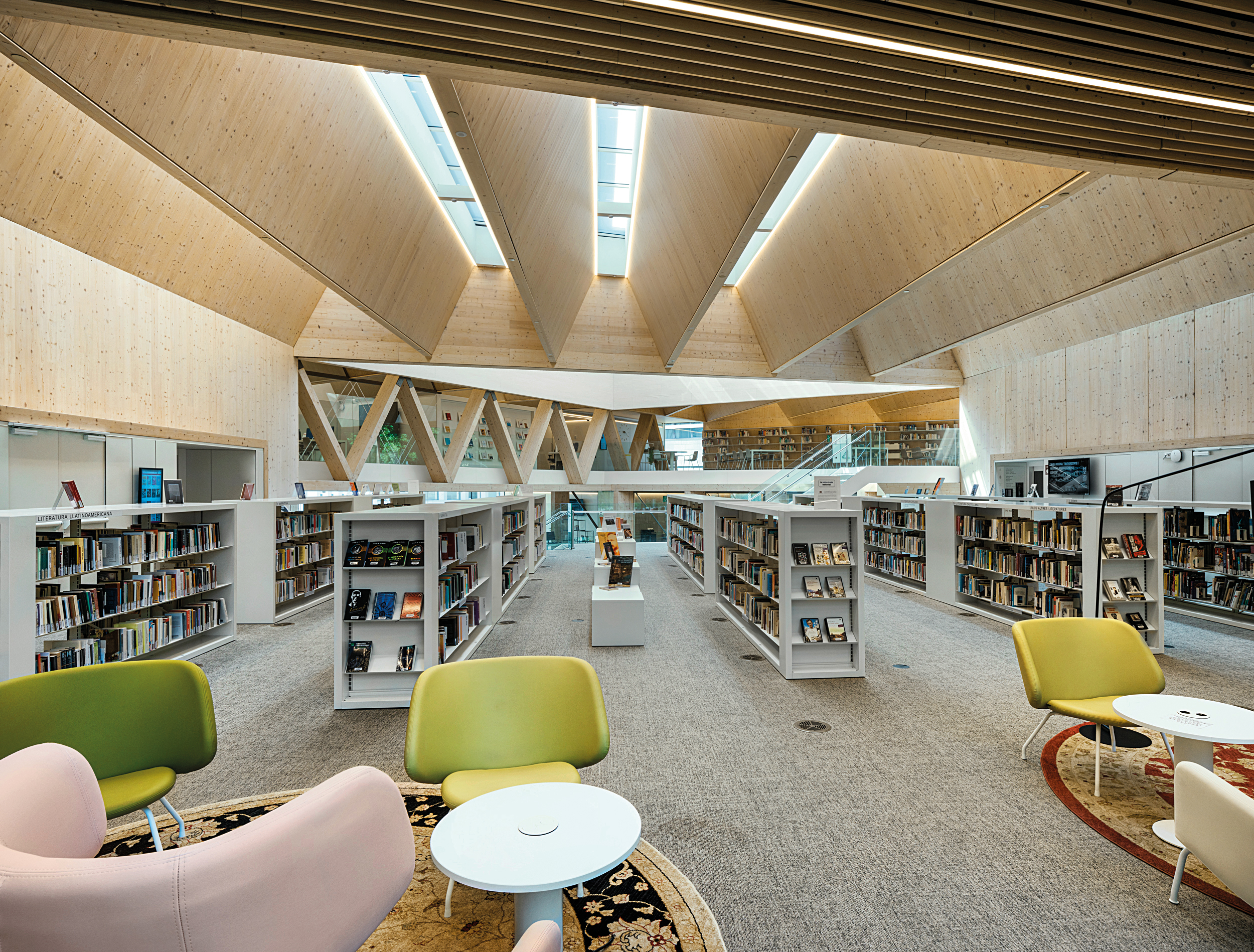Über trichterförmige Oberlichter fällt Tageslicht in die Bibliothek.
