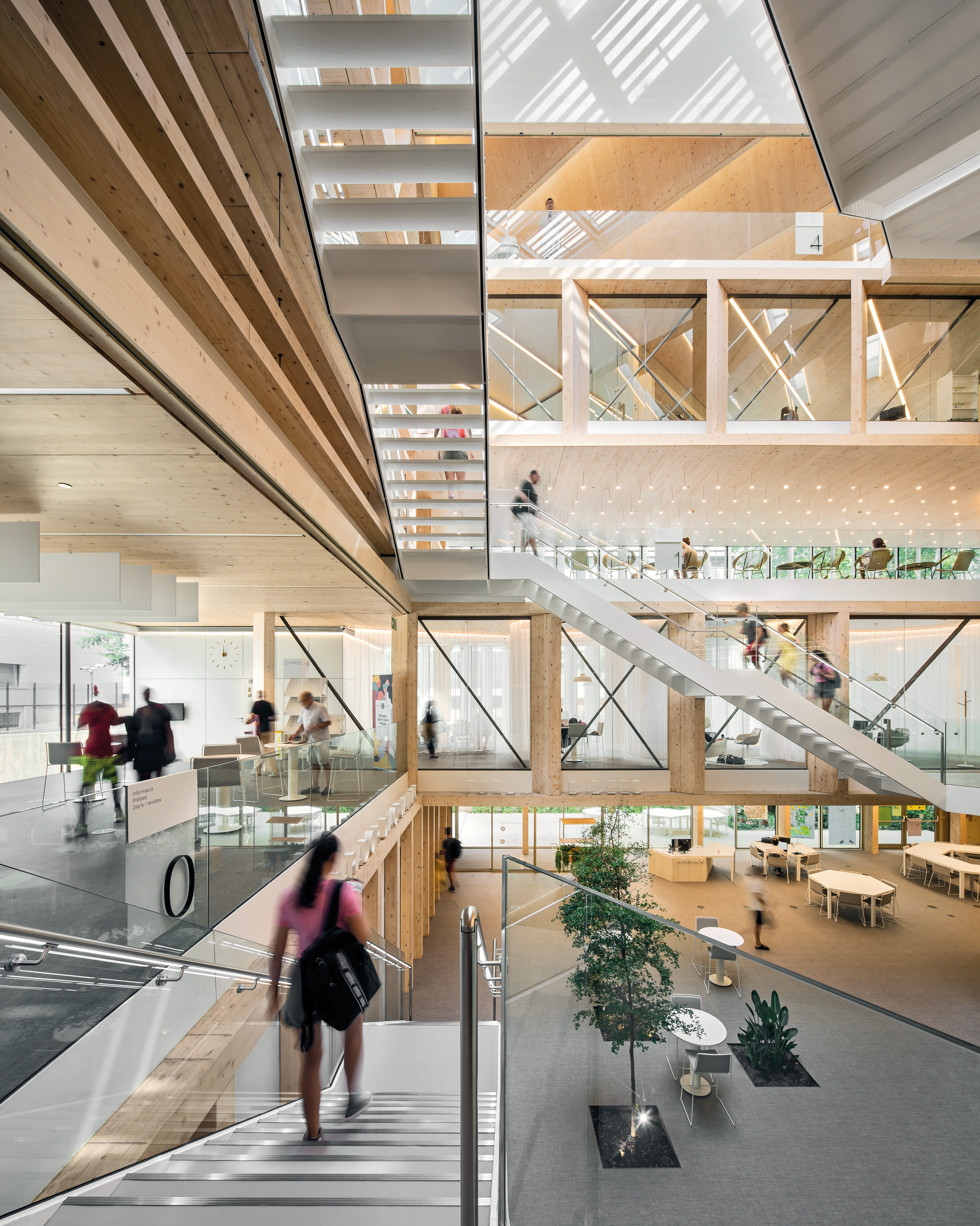 Die verschiedenen Ebenen sind im Atrium durch eine offene Treppe miteinander verbunden.