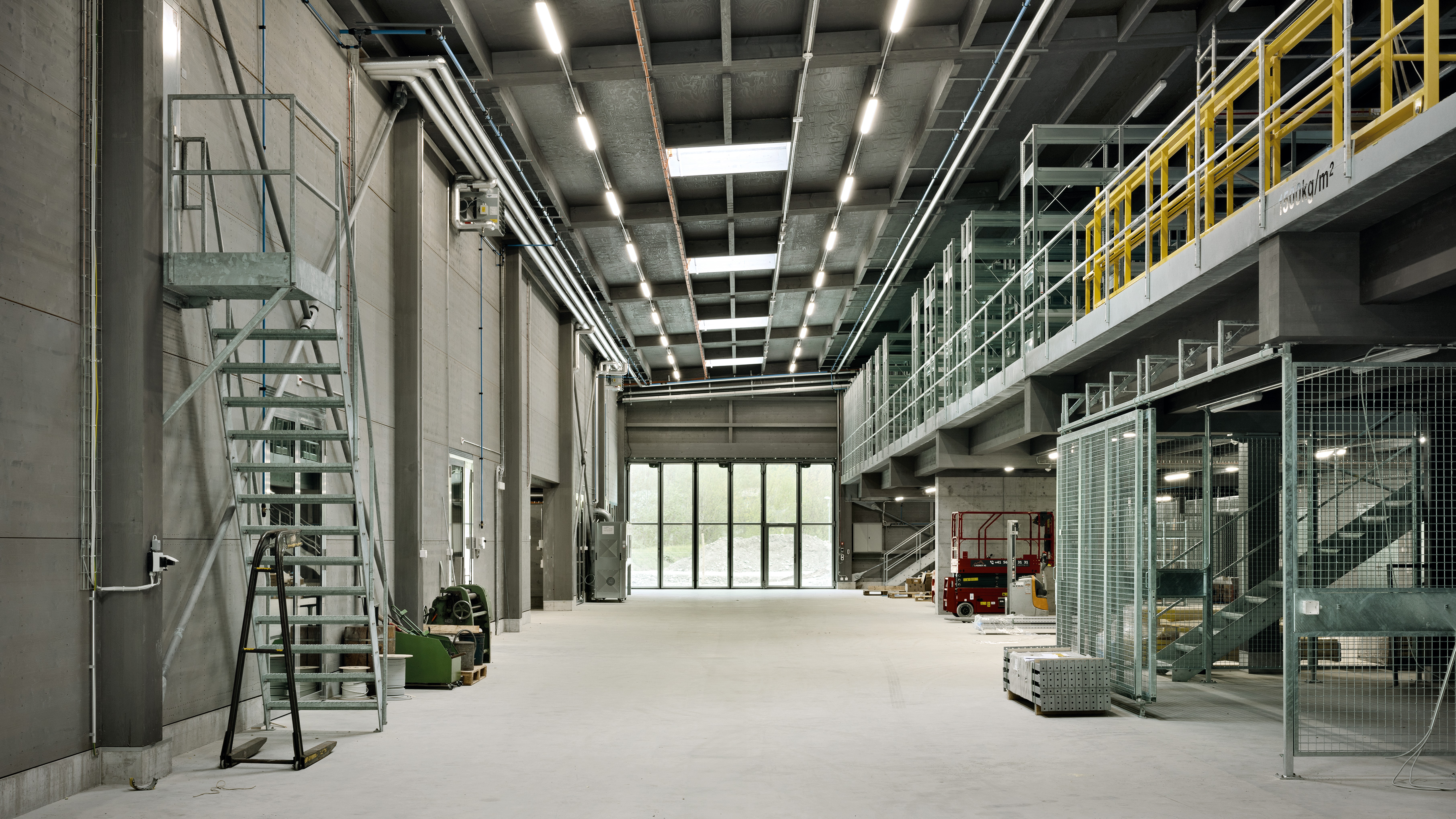 The 8 m wide lane inside the workshop is also the central access corridor. Vehicles can be loaded and unloaded while protected from the weather outdoors.