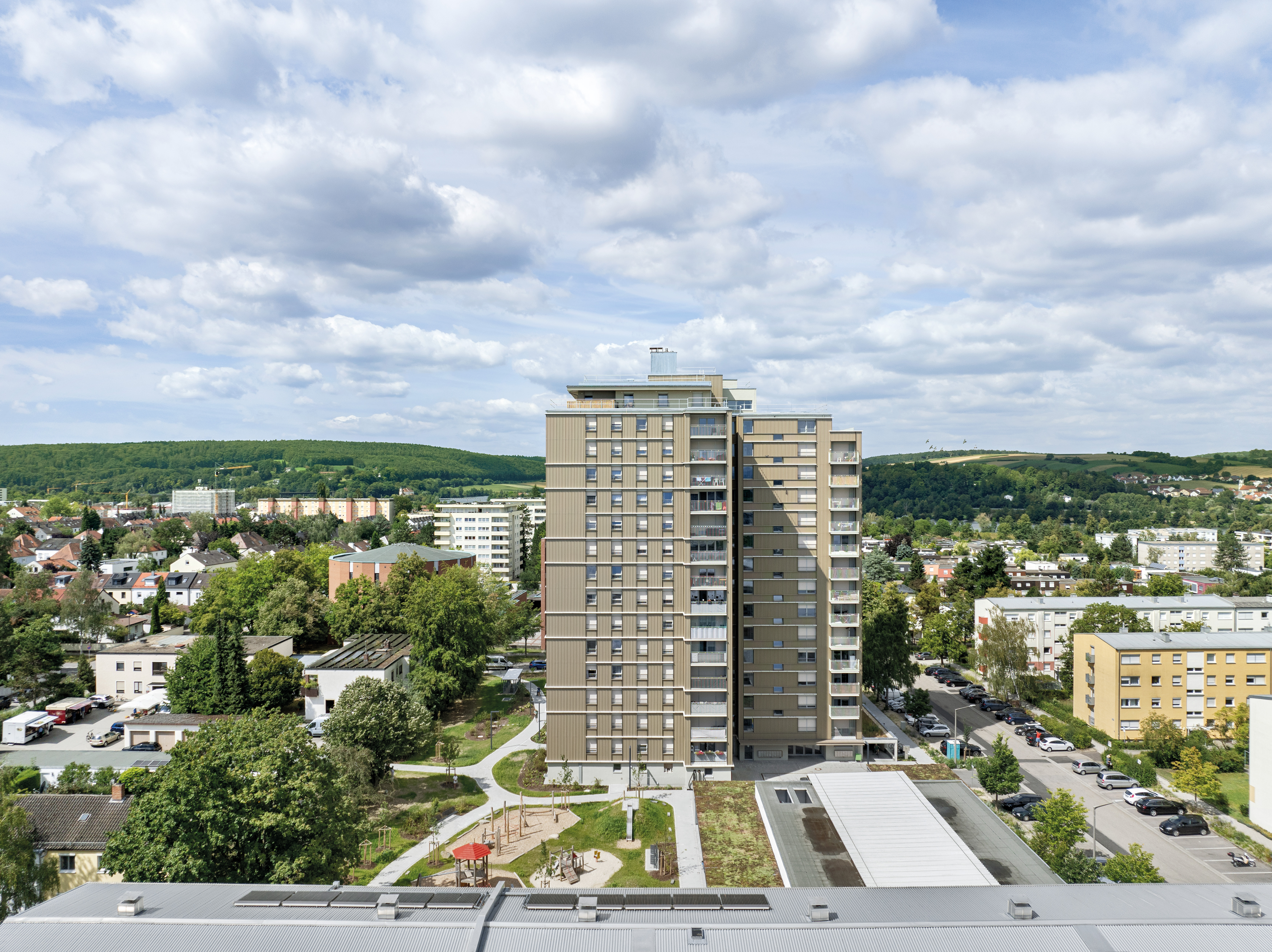 Das Hochhaus im Regensburger Westen ist Teil eines Quartiers aus der Nachkriegszeit und beheizt dieses über ein Blockheizkraftwerk.