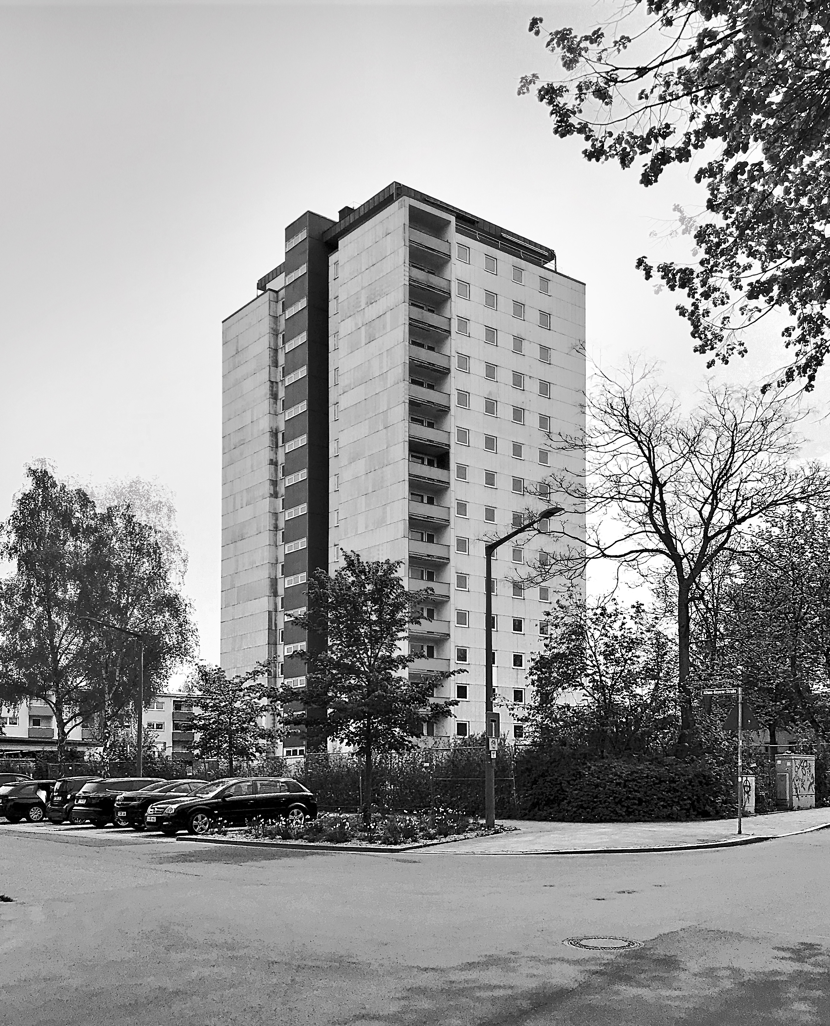 Der in den 1960er-Jahren errichtete Wohnturm wurde saniert, auf der Nordseite erweitert und erhielt eine neue Bekleidung.