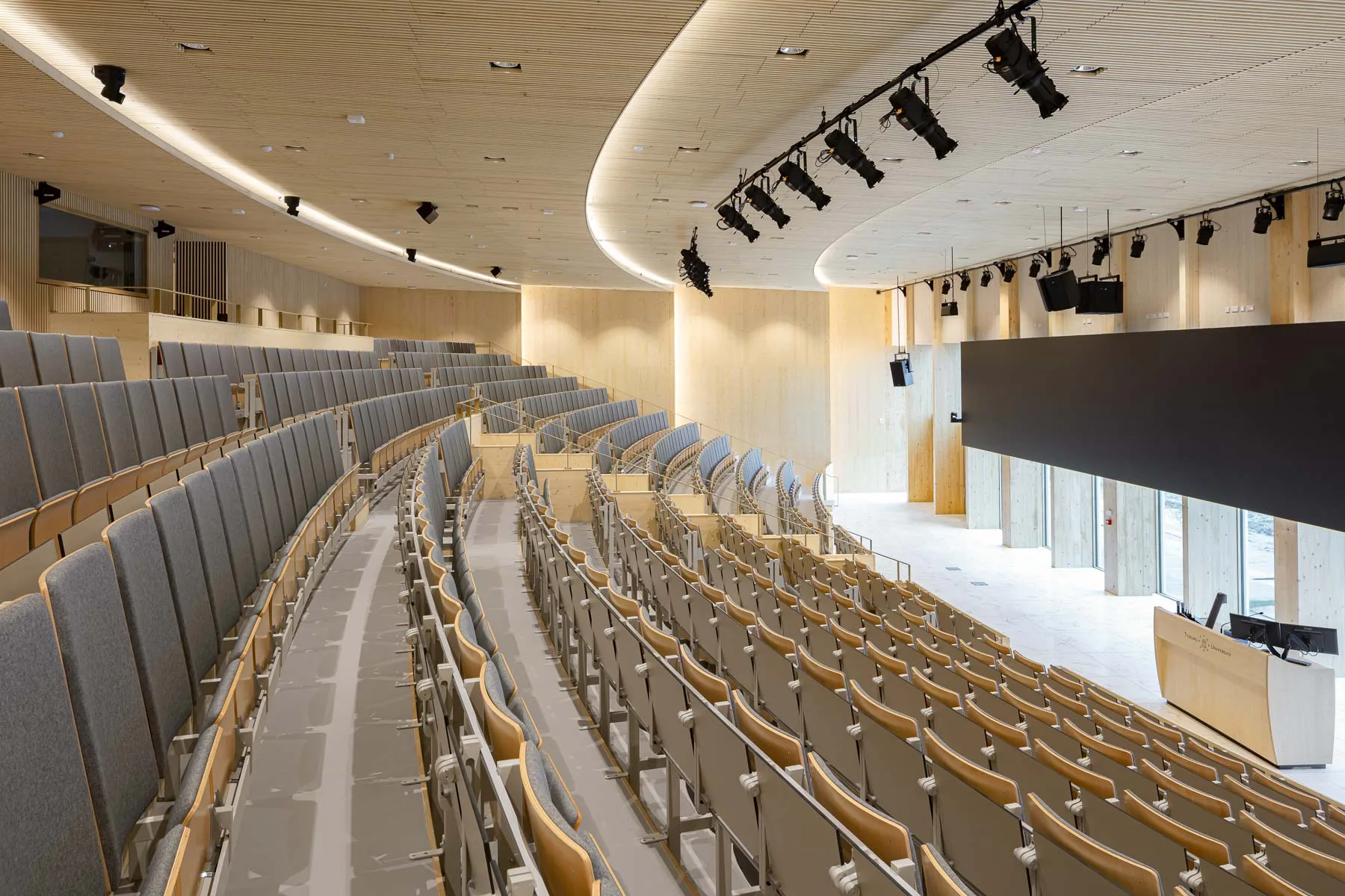 Der große Hörsaal im Erdgeschoss nimmt etwa die Hälfte der 33 x 33 m großen Grundfläche ein.