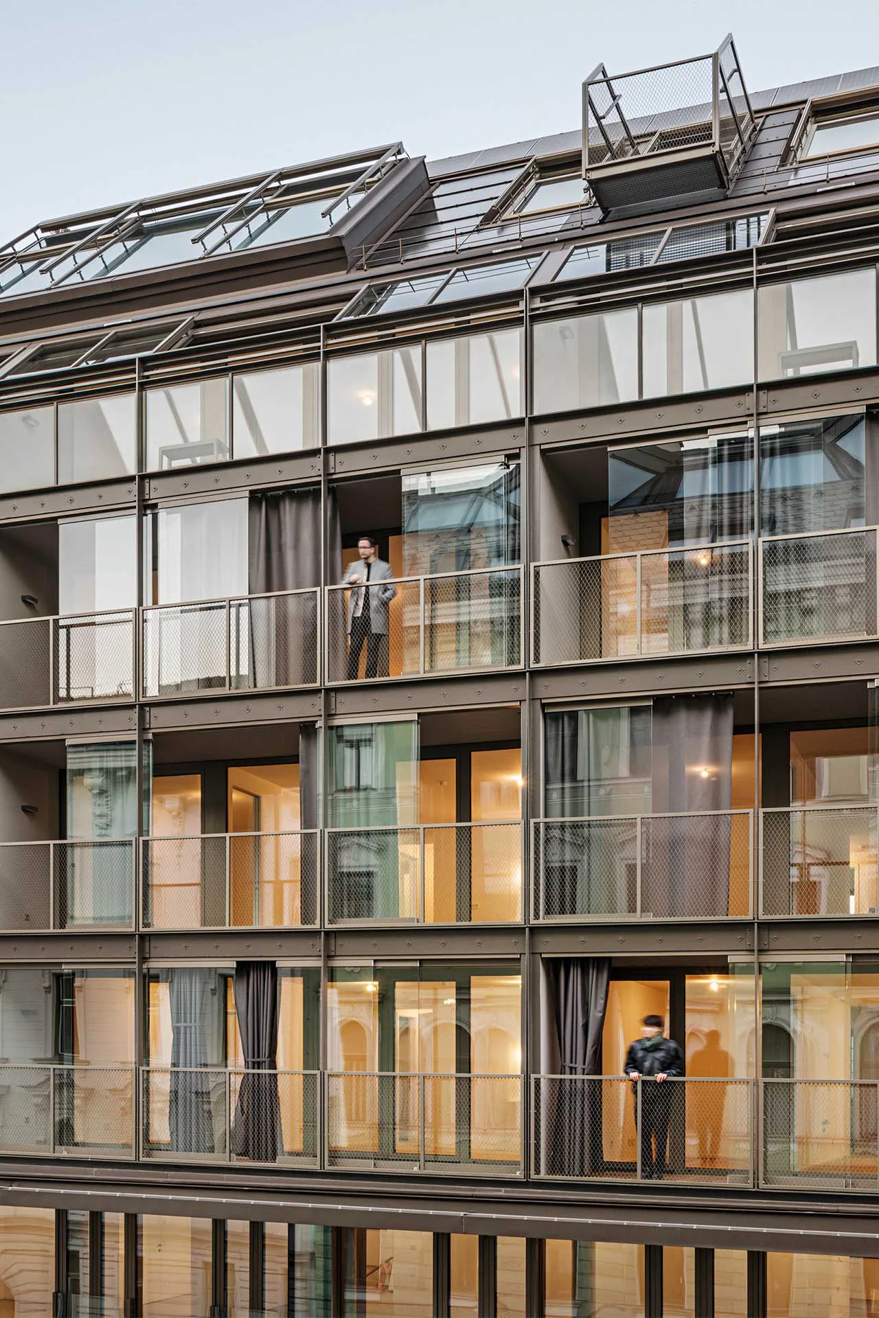 Flexible Balkonverglasungen sind oft in hohen Geschossen eine bautechnische Herausforderung – hier spielt das Schiebesystem von Solarlux seine Stärken aus.