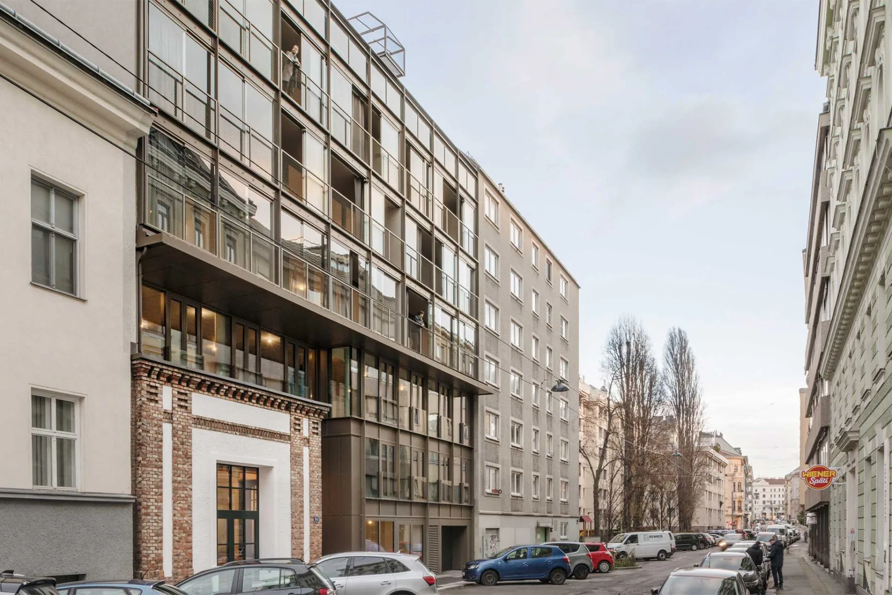 Feld72 reagierte auf die Herausforderung innerstädtischer Verdichtung mit einem Neubau entlang der Straußengasse, mit 13 Wohnungen, 2 Einzelhandelsflächen und 2 Büroetagen.