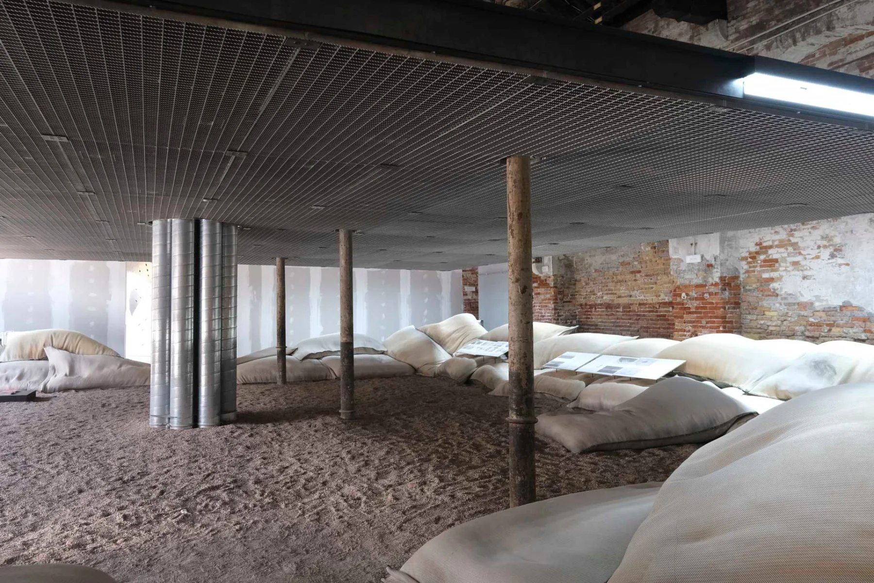 Der Beitrag „Heatwave“ im Pavillon von Bahrain wurde mit dem Goldenen Löwen der Biennale für den besten nationalen Beitrag ausgezeichnet.