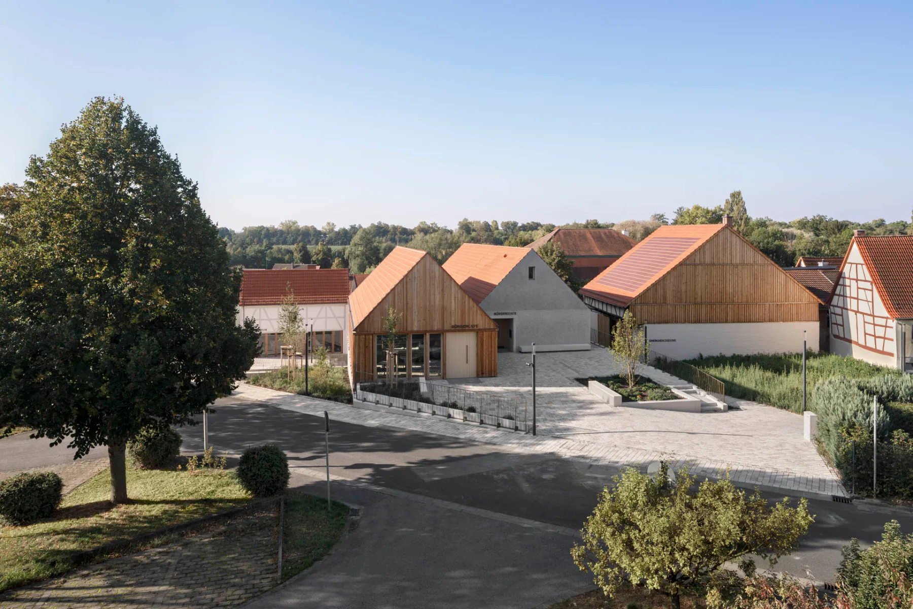 Das Gemeindezentrum von Schlicht Lamprecht Kern Architekten vereint konstruktive und soziale Nachhaltigkeit.
