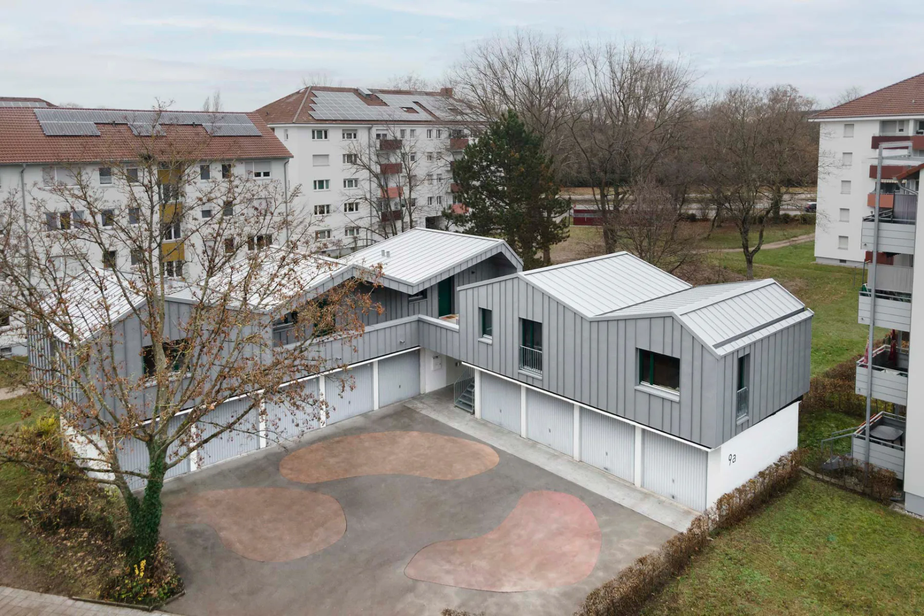 Die Holzkonstruktionen der Aufbauten sind auf einem Stahlrost auf die Pultdächer der Garagen montiert.