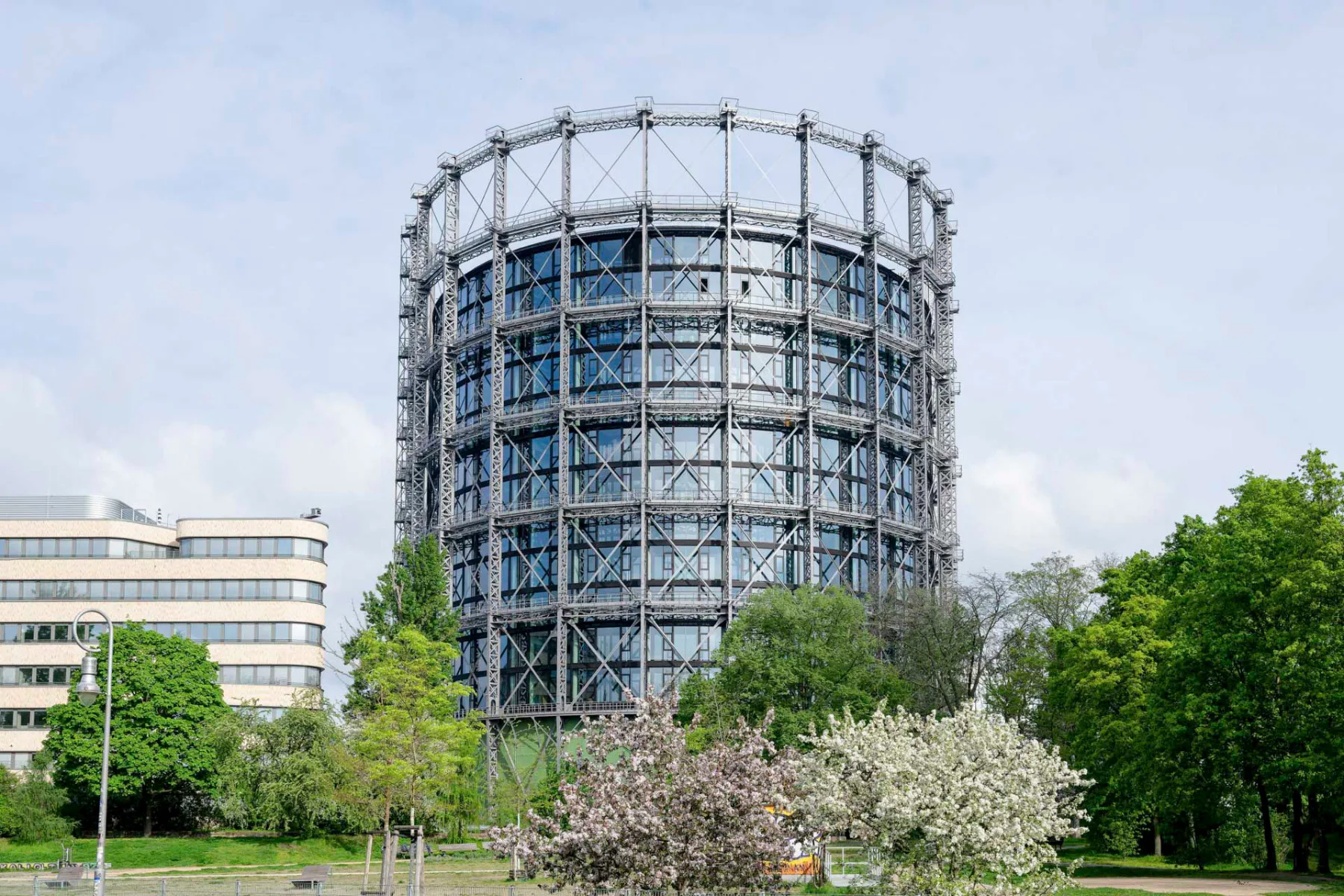 Das ehemalige Gasometer in Berlin Schöneberg beherbergt jetzt ein Gebäude mit Büros und für Events. Das denkmalgeschützte Stahlgerüst blieb erhalten.