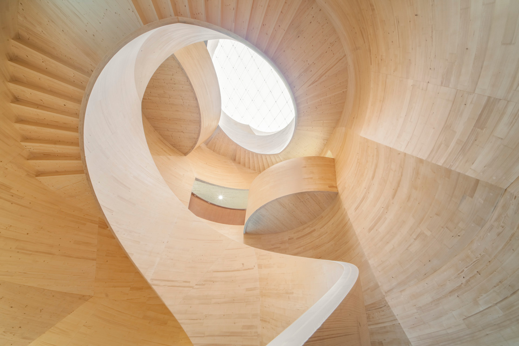 Beindruckende Skulptur: Das Atrium mit Treppenhaus