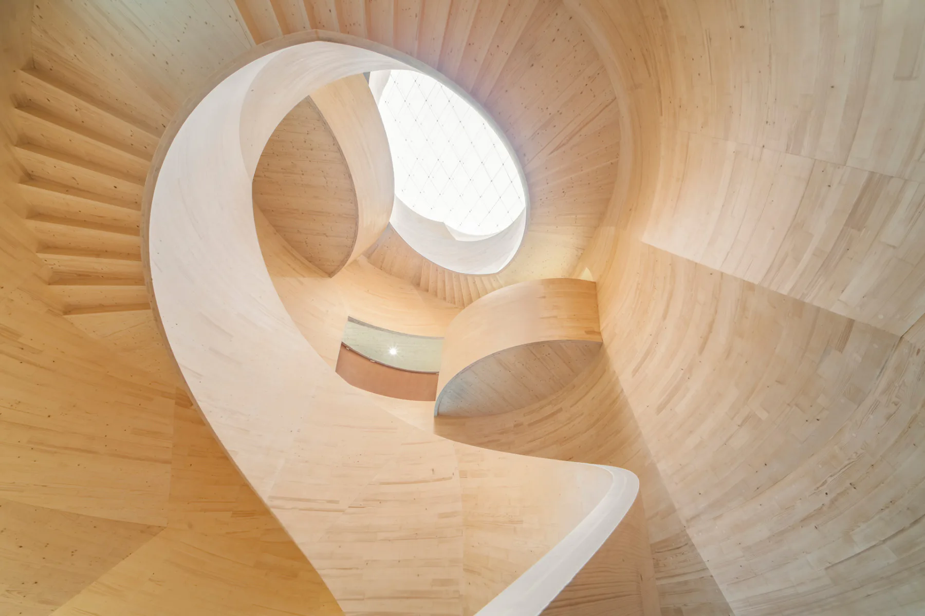 Beindruckende Skulptur: Das Atrium mit Treppenhaus