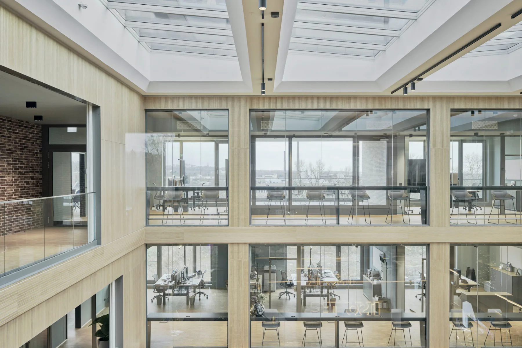 Im Innenausbau des Isotec Campus in Bergisch-Gladbach lag der Fokus auf einer filigranen, transparenten Raumgliederung bei gleichzeitig hohem Schallschutz.