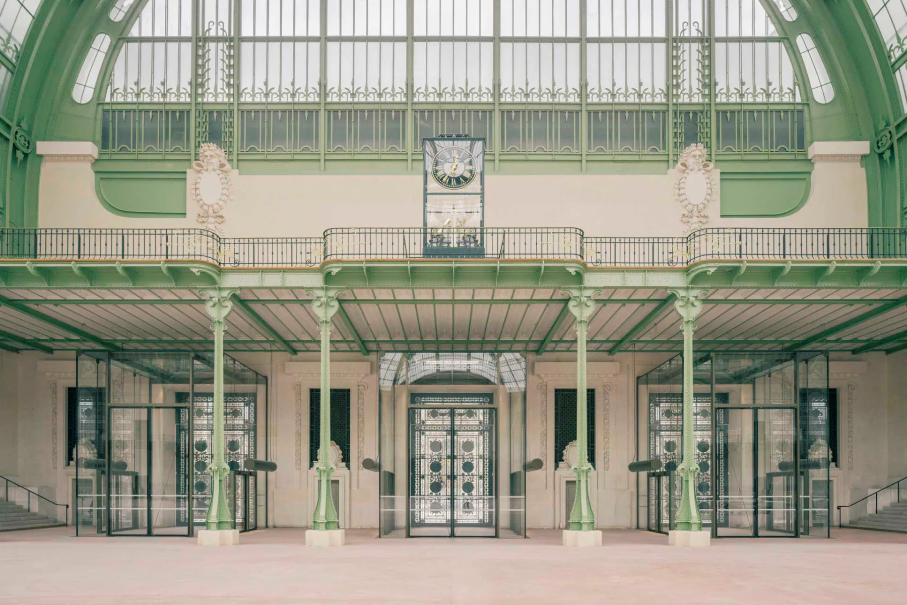 Der sanierte Eingangsbereich des Grand Palais wirkt majestätisch – eine Verbindung historischer Pracht mit modernem Design.