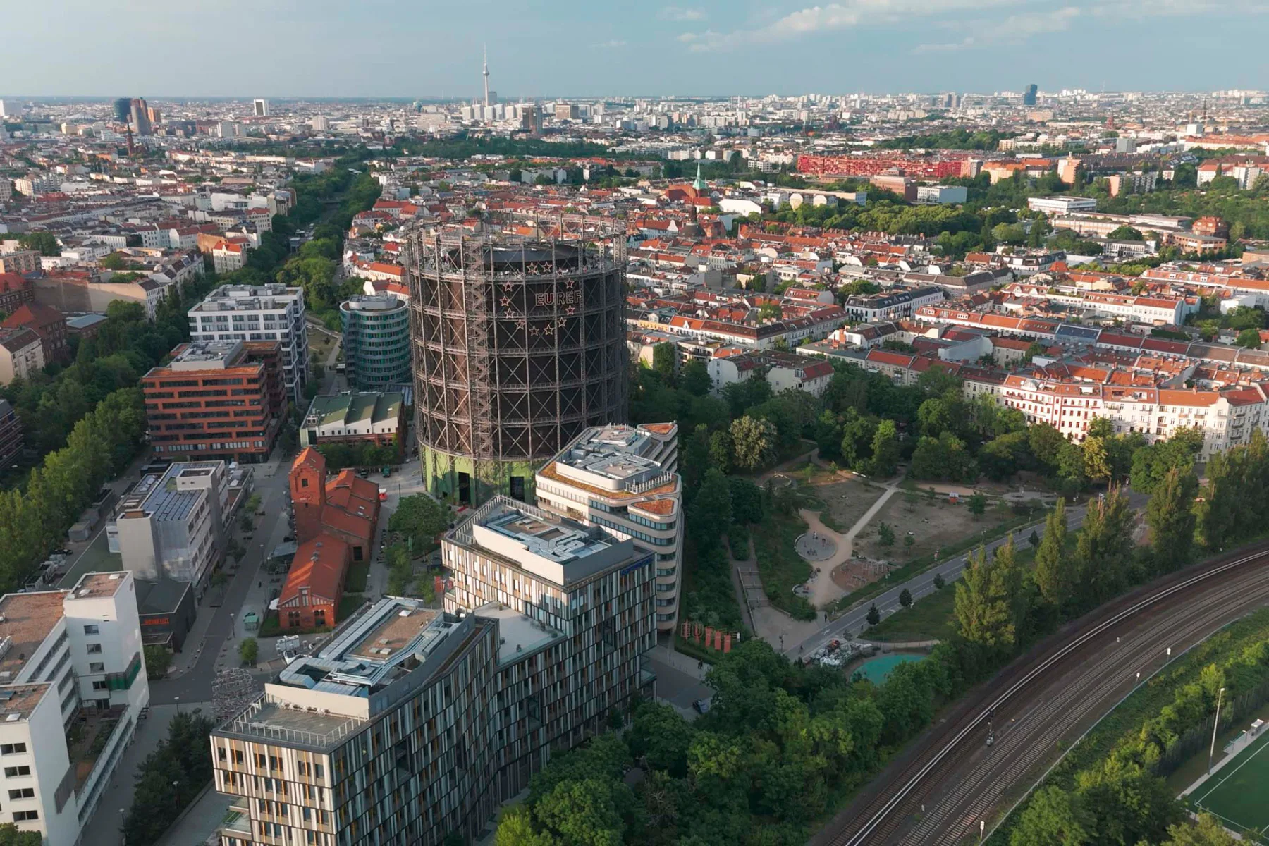 Blick auf das Gebäude, welches wiederum eine 360-Grad-Aussicht über Berlin aus etwa 66 m Höhe bietet.