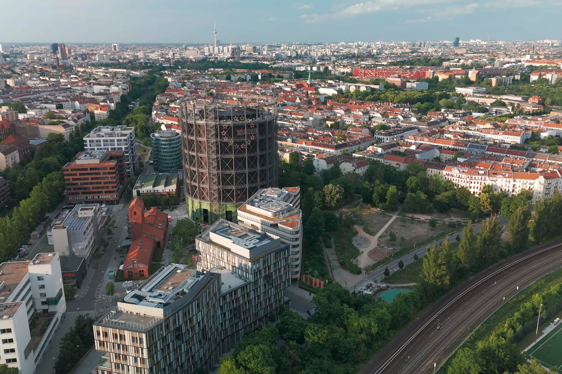 Blick auf das Gebäude, welches wiederum eine 360-Grad-Aussicht über Berlin aus etwa 66 m Höhe bietet.